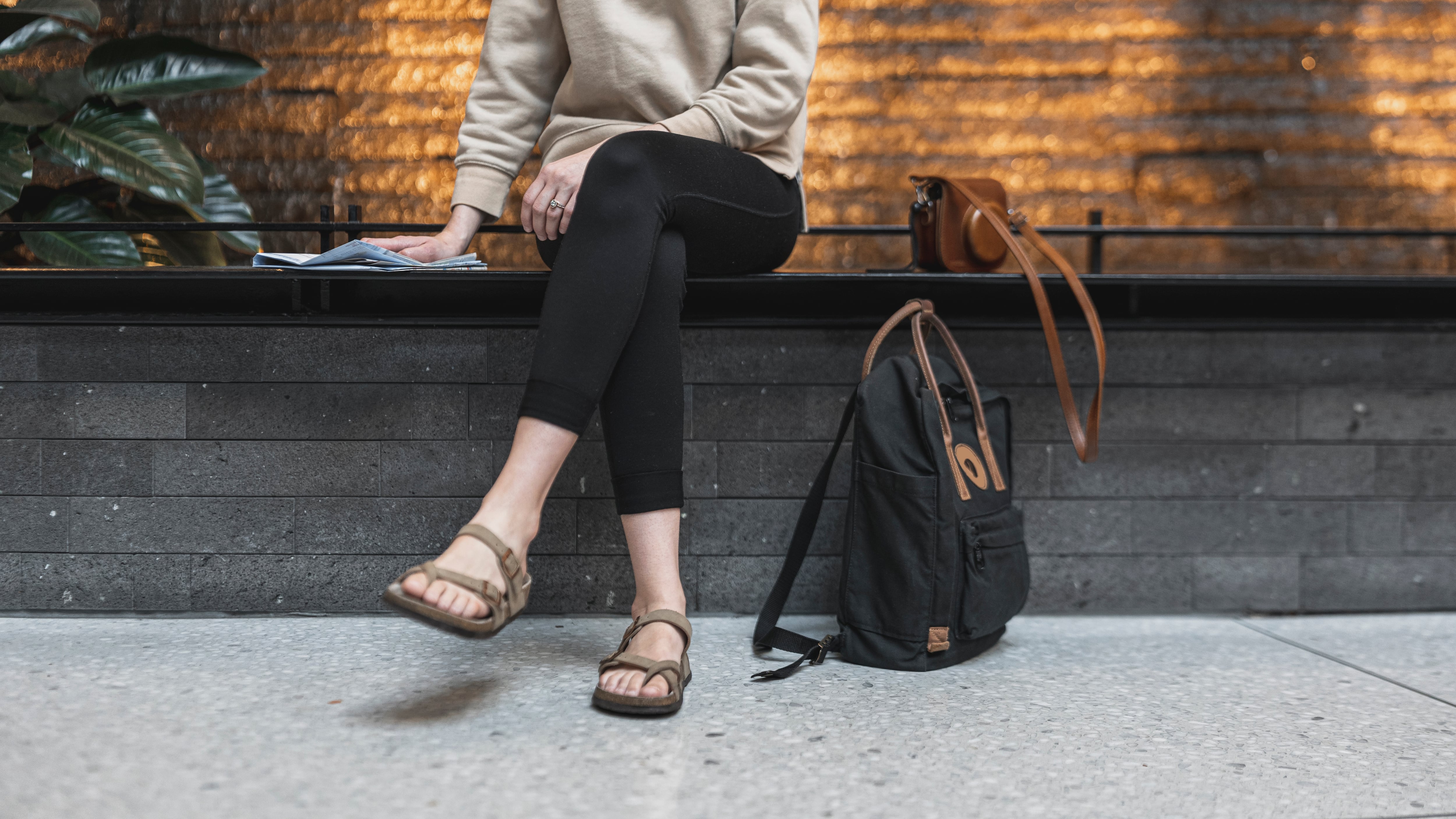 Por qué no recomiendan apoyar las carteras o mochilas en el piso