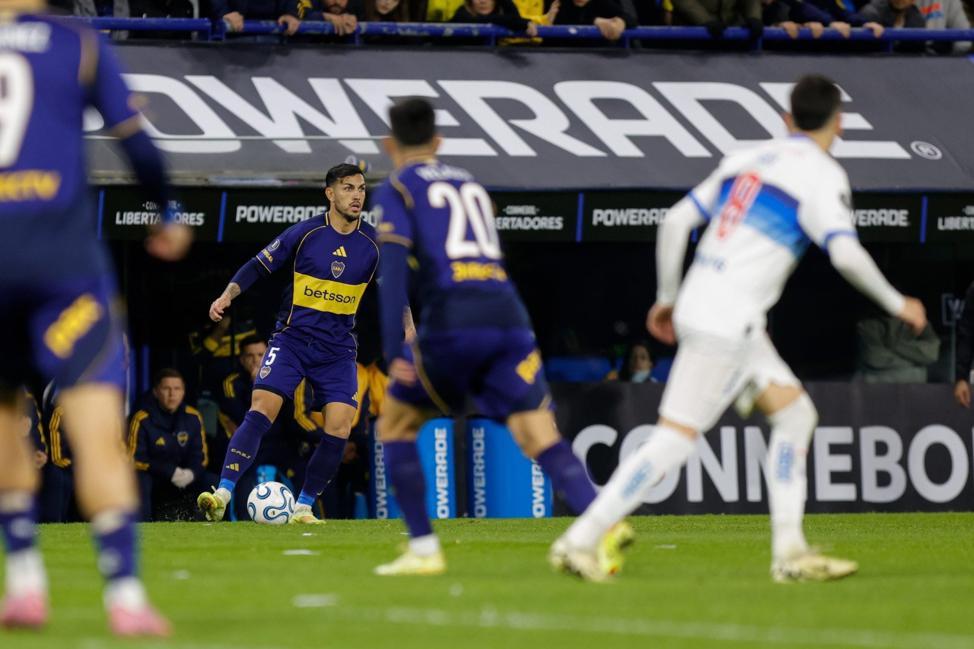 Leandro Paredes con la pelota durante el duelo en la Bombonera