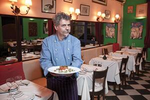 Cocinó para Madonna y Cobain; tuvo 50 gatos, 5 perros y un ACV: “Estaba comiendo 20 anchoas y una pila de jamón crudo”