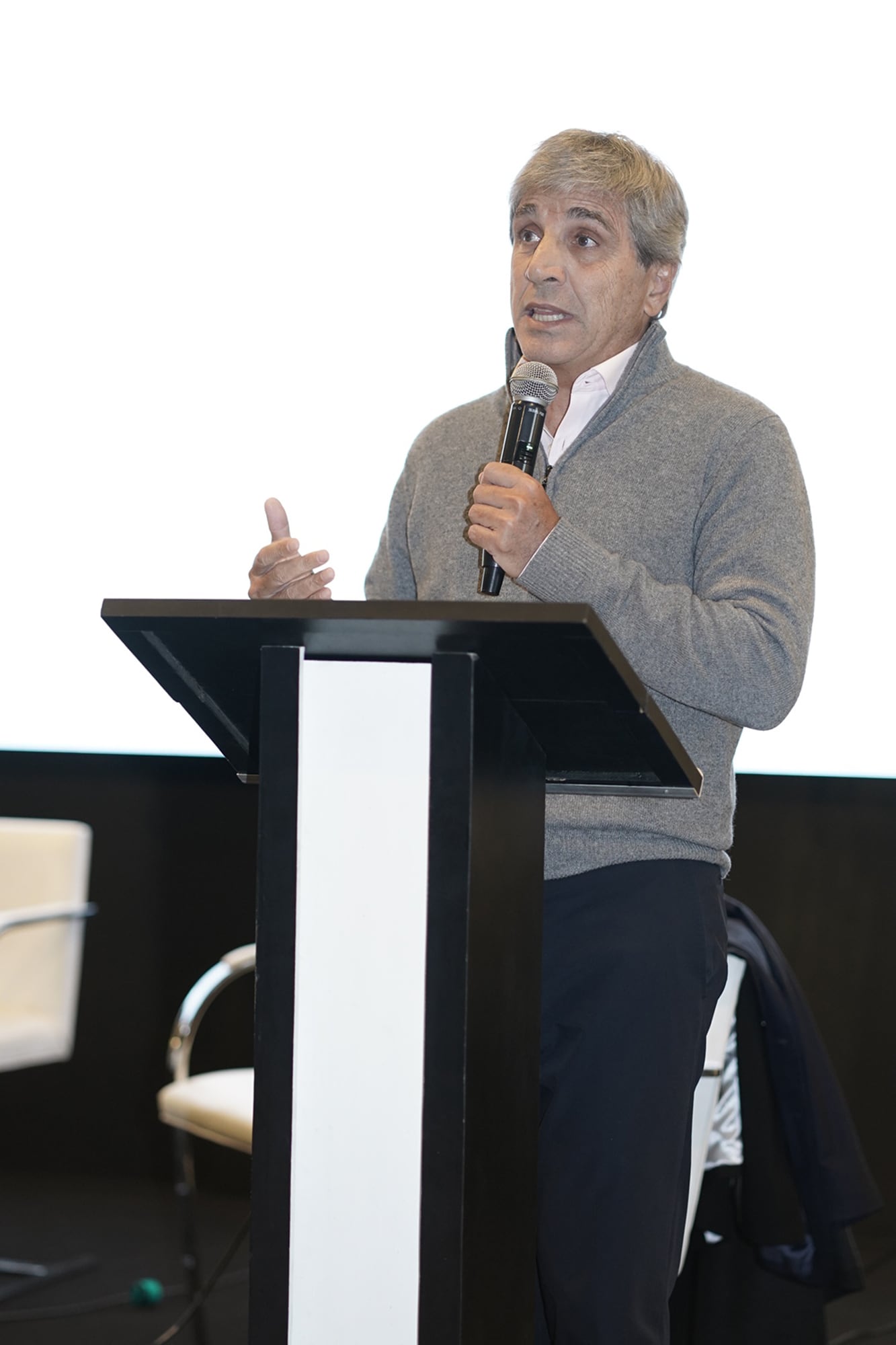 El ministro Caputo defendió el rumbo económico del Gobierno