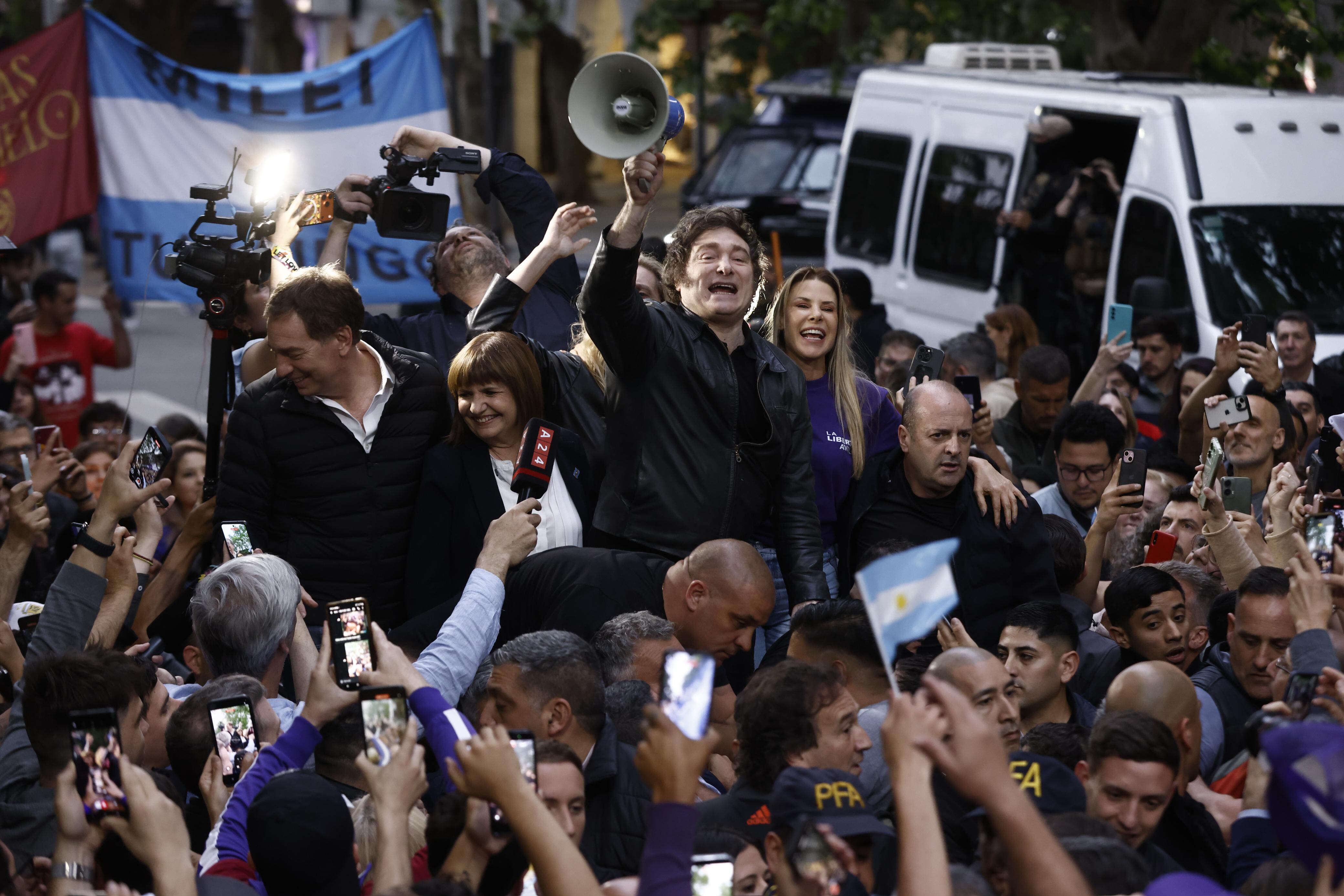 El presidente Javier Milei durante la recorrida en la localidad de 3 de Febrero