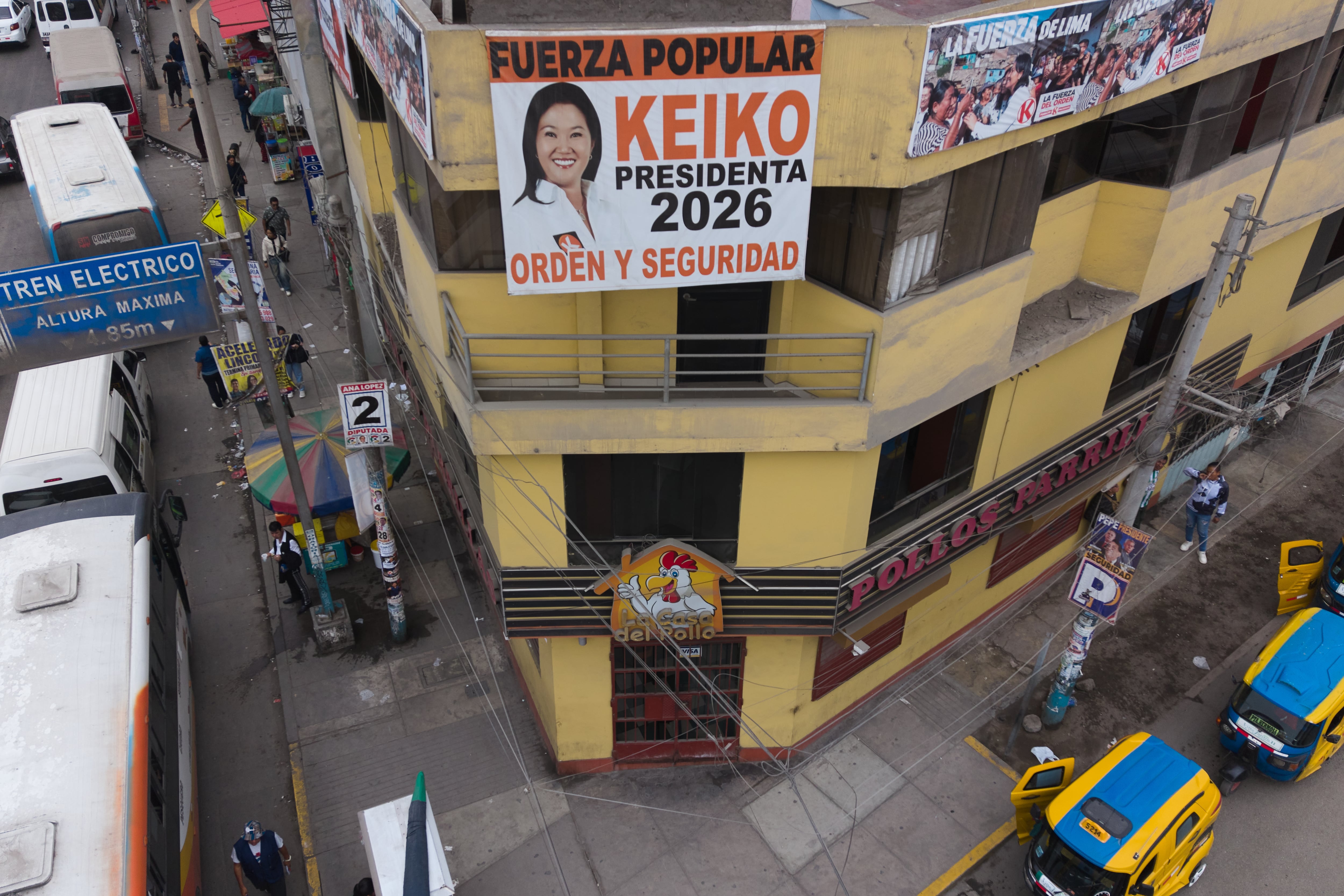 Una pancarta de Keiko Fujimori se ve en el balcón de una casa en Lima, Perú, el 5 de junio de 2026