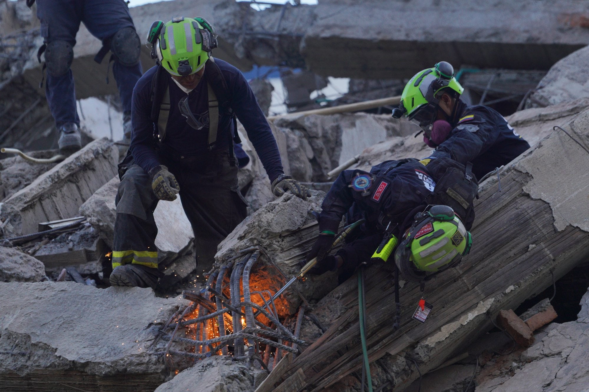 Bomberos y rescatistas trabajan contra reloj en la búsqueda de sobrevivientes