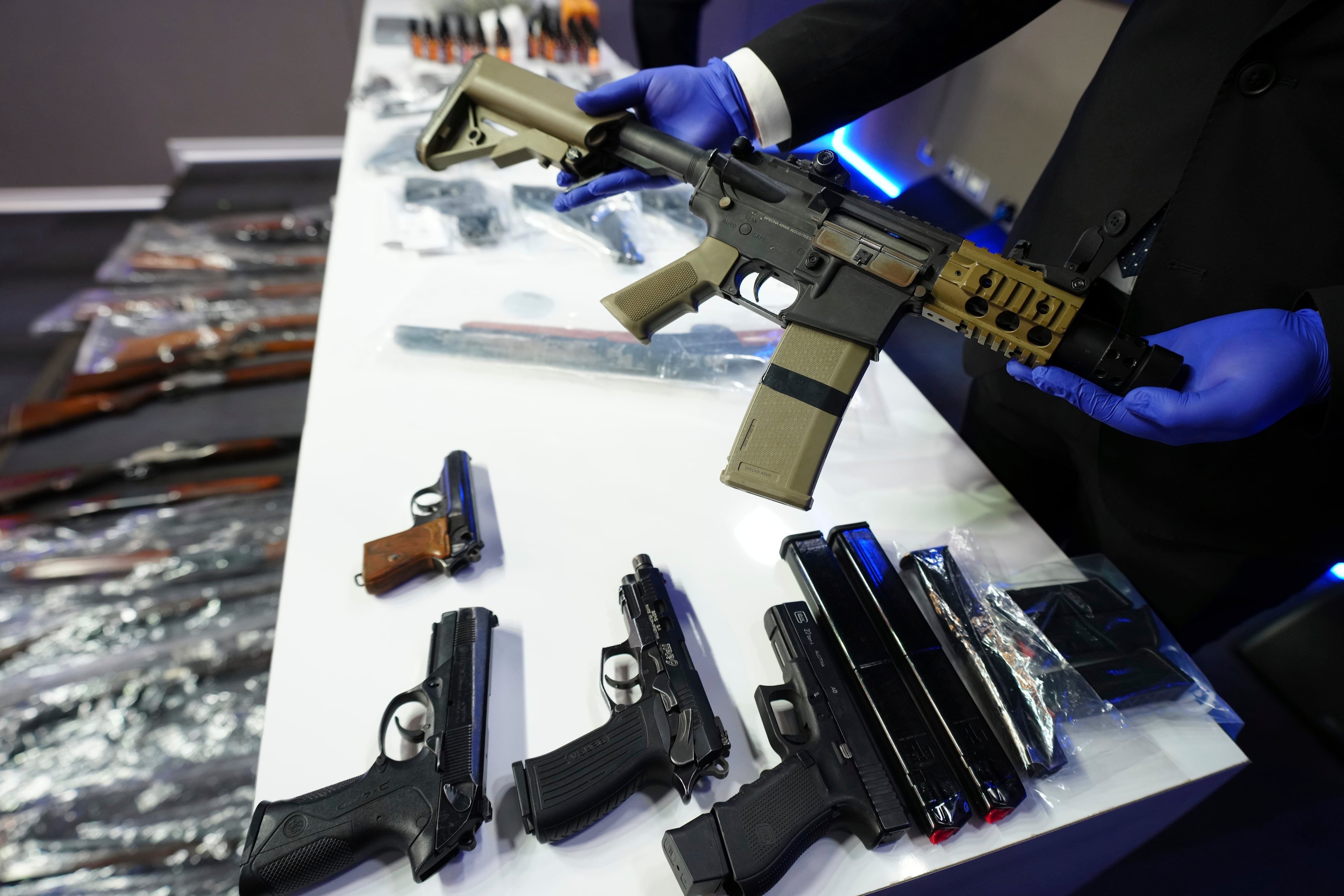 Droga y armas incautadas son presentadas a la prensa en la sede de la Policía de Investigaciones de Chile (Archivo)