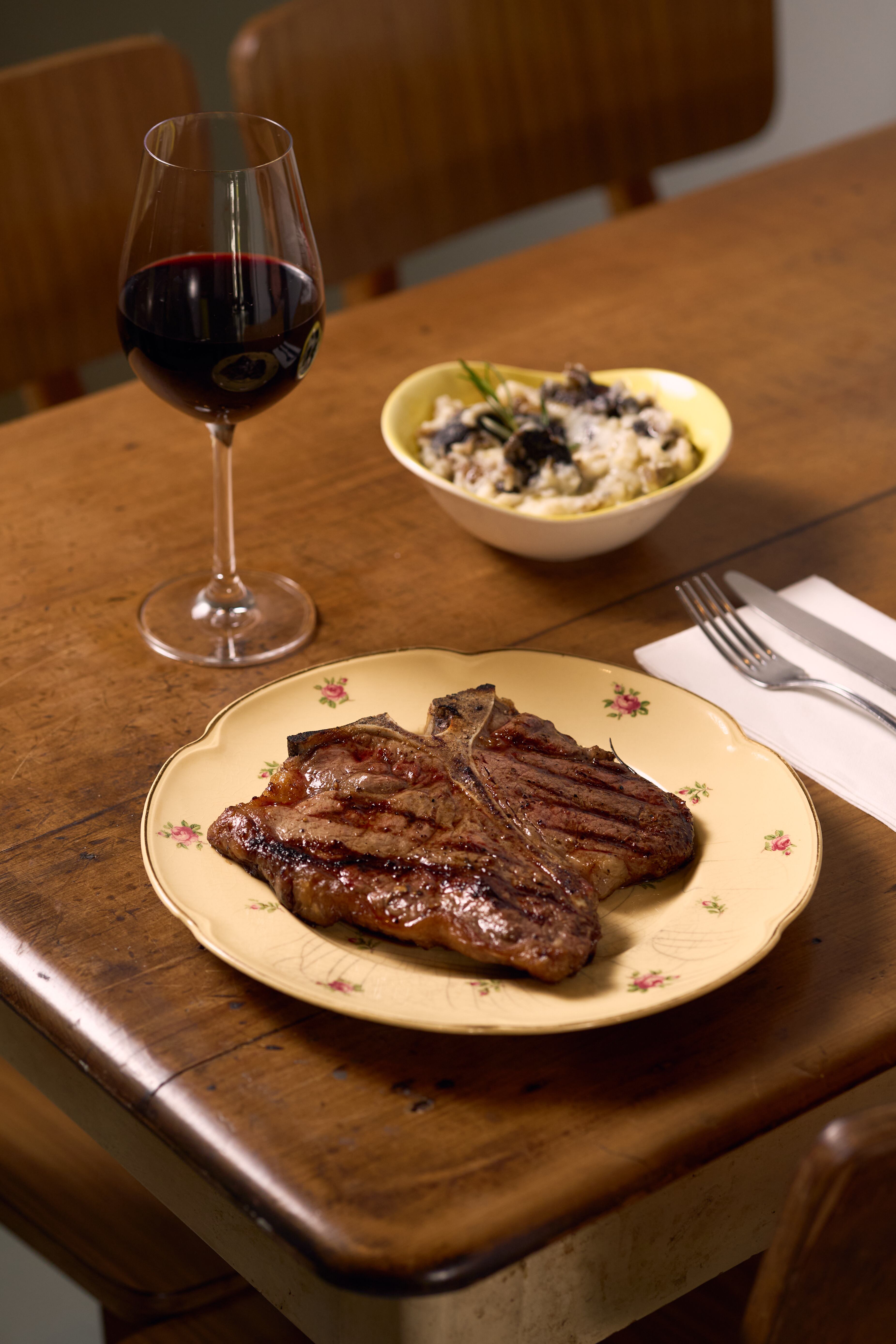 El T-Bone, un corte tierno y de textura fina que combina lomo y bife angosto, se sirve con un puré cremoso con hongos salteados