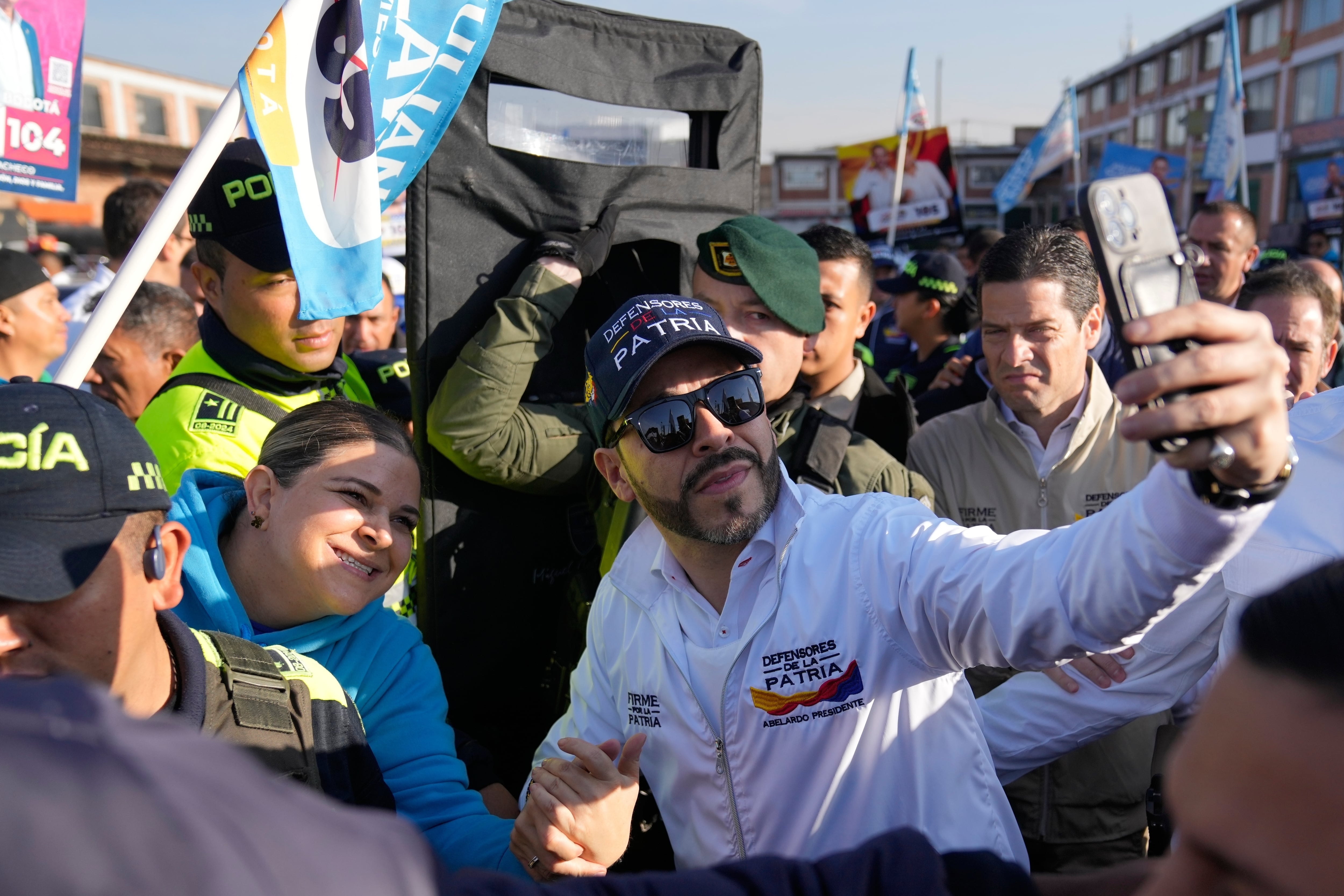 El candidato presidencial Abelardo de la Espriella se toma una selfie con sus partidarios durante un mitin de campaña en Bogotá, Colombia, el 28 de febrero de 2026