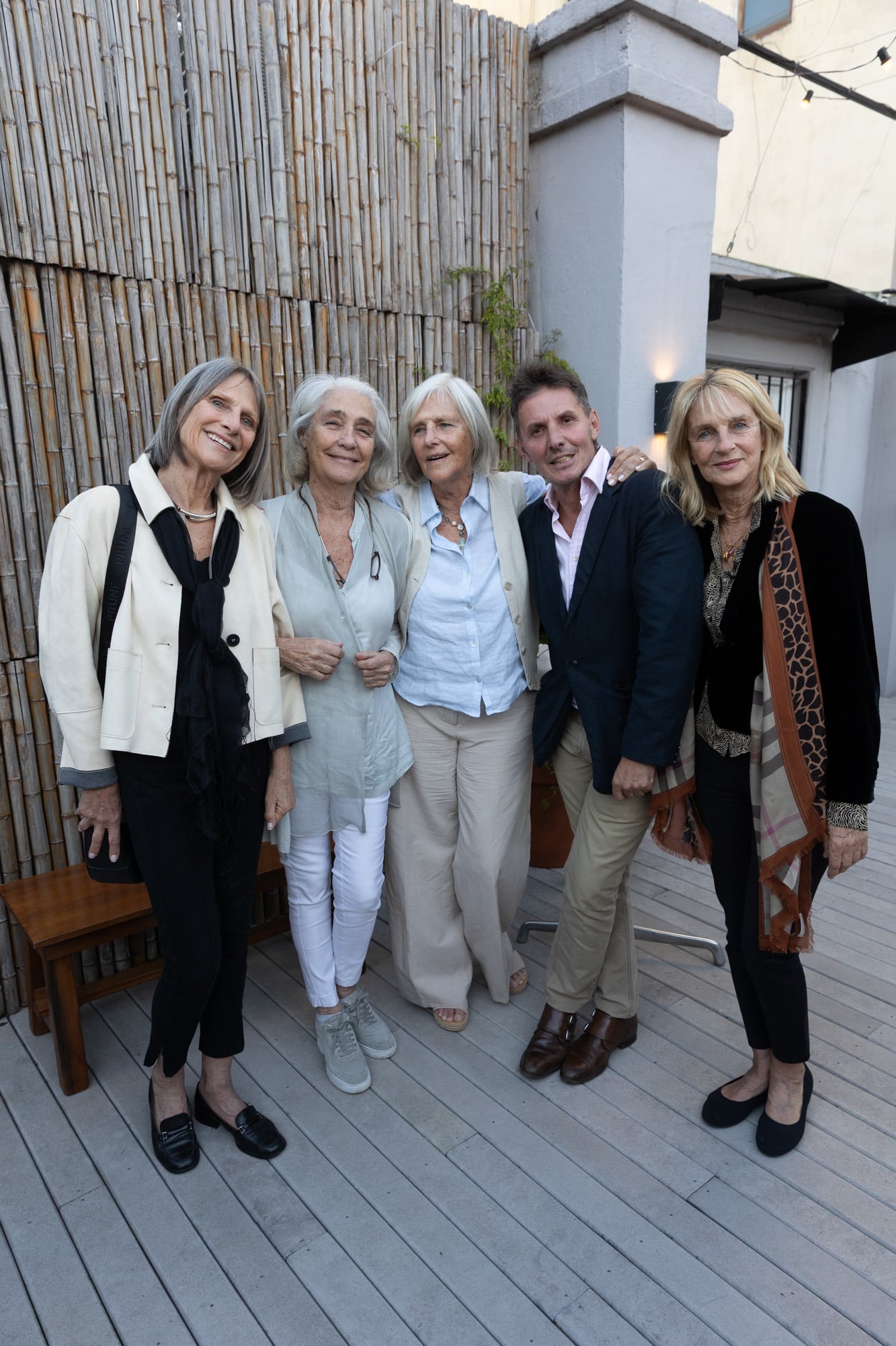 Bendito tú eres: Gerard Confalonieri rodeado por las hermanas Julia Elena, Agustina, Teté y Marina Blaquier Nelson