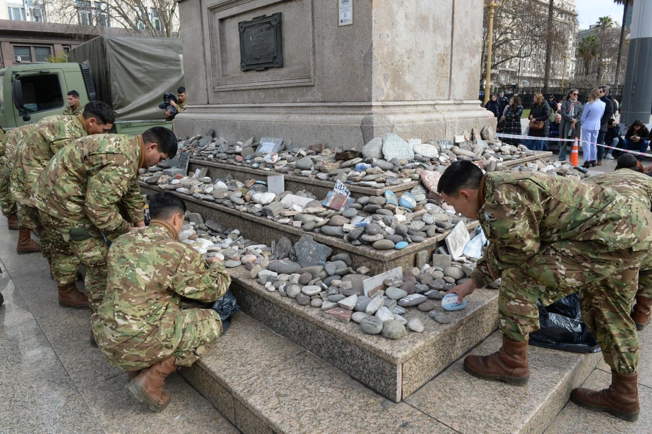 El Gobierno restituyó en Plaza de Mayo las piedras en homenaje a las víctimas del Covid-19