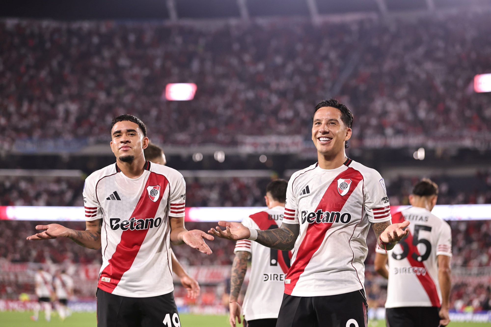 Kendry Páez acompaña a Sebastián Driussi en el gesto festivo por el gol del número 9, útil para ganarle a Carabobo antes del clásico con Boca del domingo.