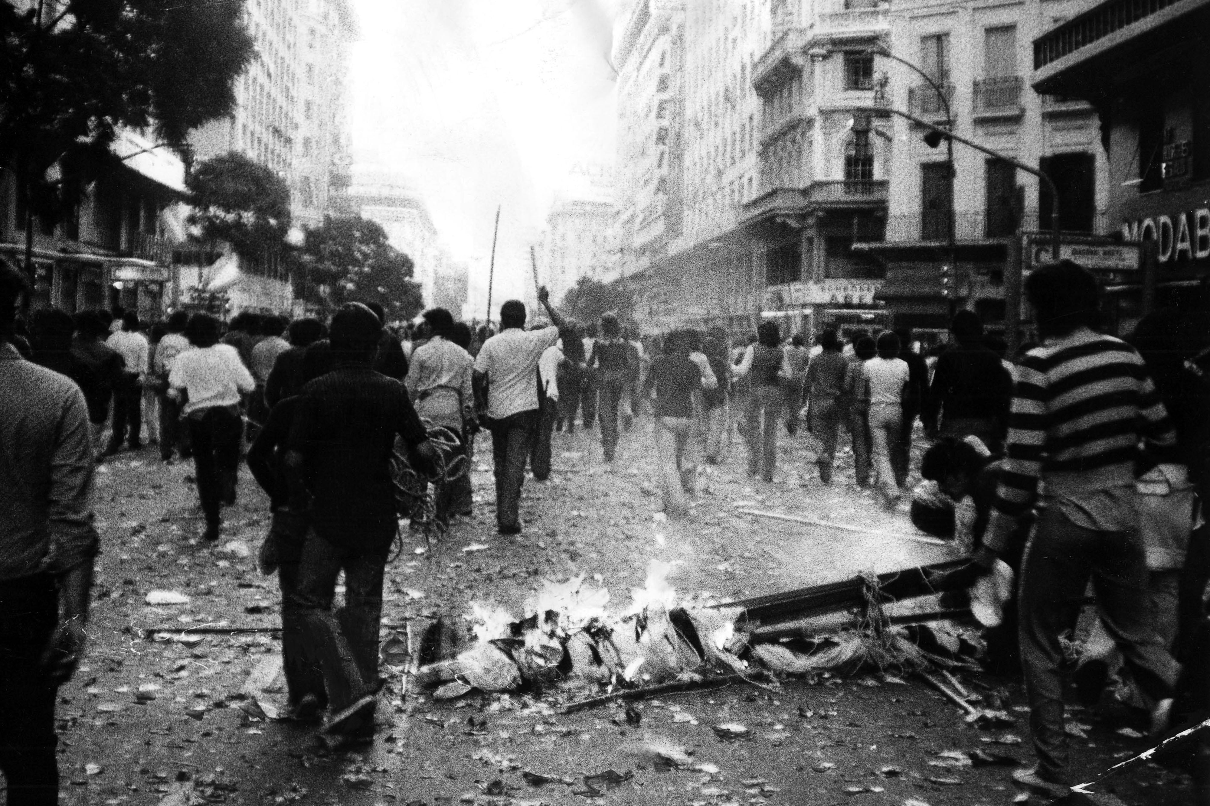 Incidentes en Plaza de Mayo tras la retirada de Montoneros, en mayo de 1974
