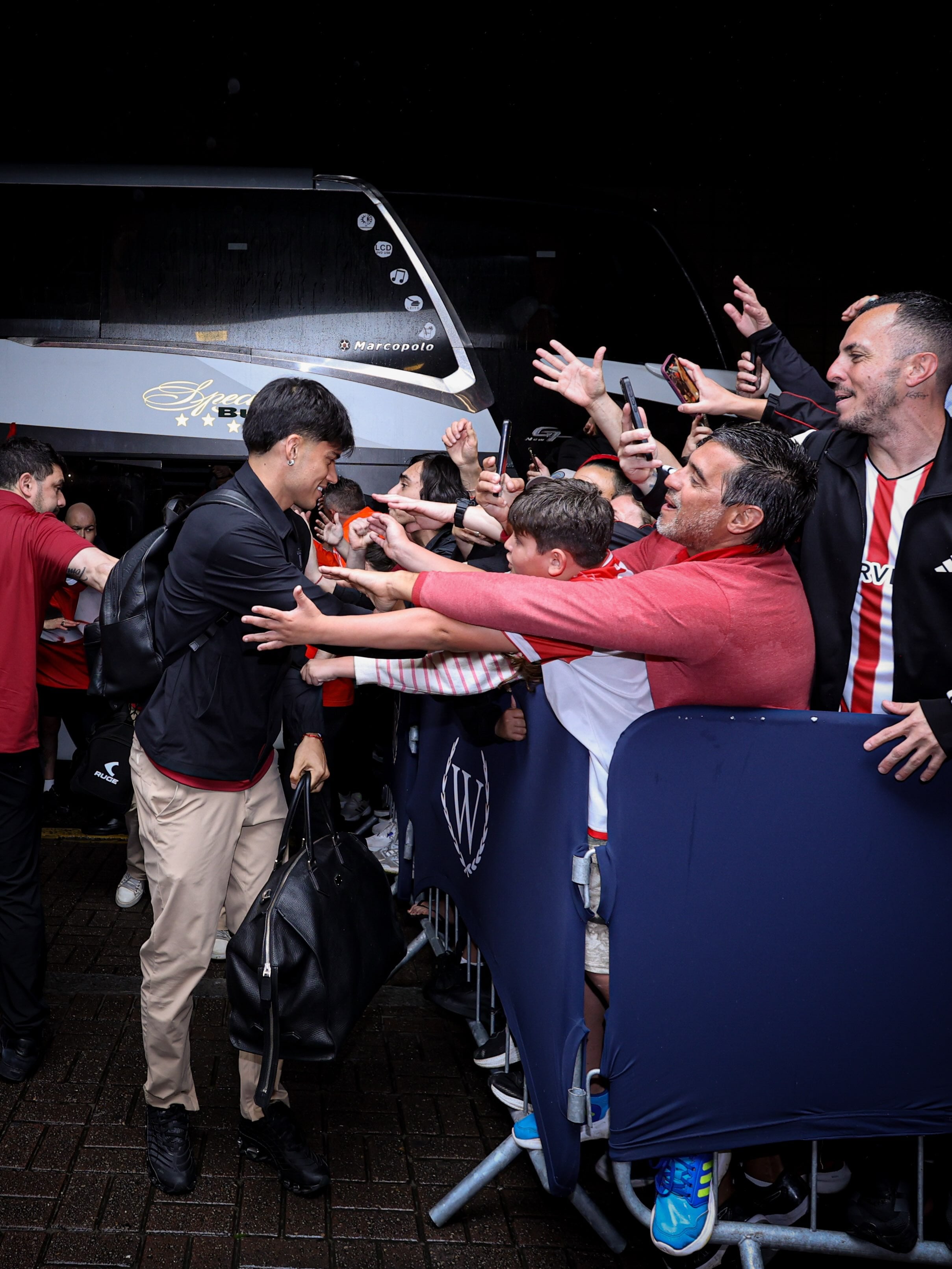 Los jugadores de Estudiantes, encabezados por Joaquín Correa, recibieron el respaldo de los hinchas