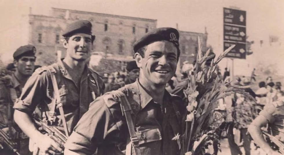 Yonatan Netanyahu, comandante de la unidad israelí de operaciones especiales Sayeret Matkal, murió durante el rescate de los rehenes en Entebbe, alcanzado por disparos de fuerzas ugandesas. Fue el único militar israelí que cayó en la operación