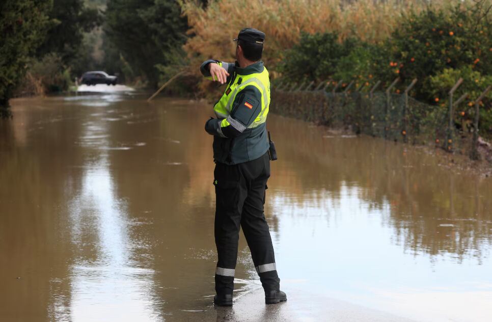 Un agente de la Guardia Civil observa un camino intransitable en Cádiz