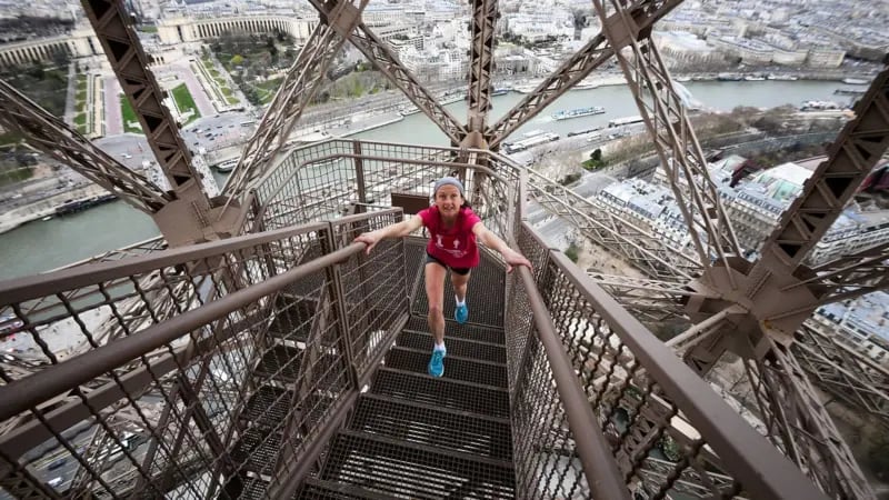 La Torre Eiffel de París tiene 1.665 escalones desde el suelo hasta la cima, aunque solo 674 de ellos están abiertos al público