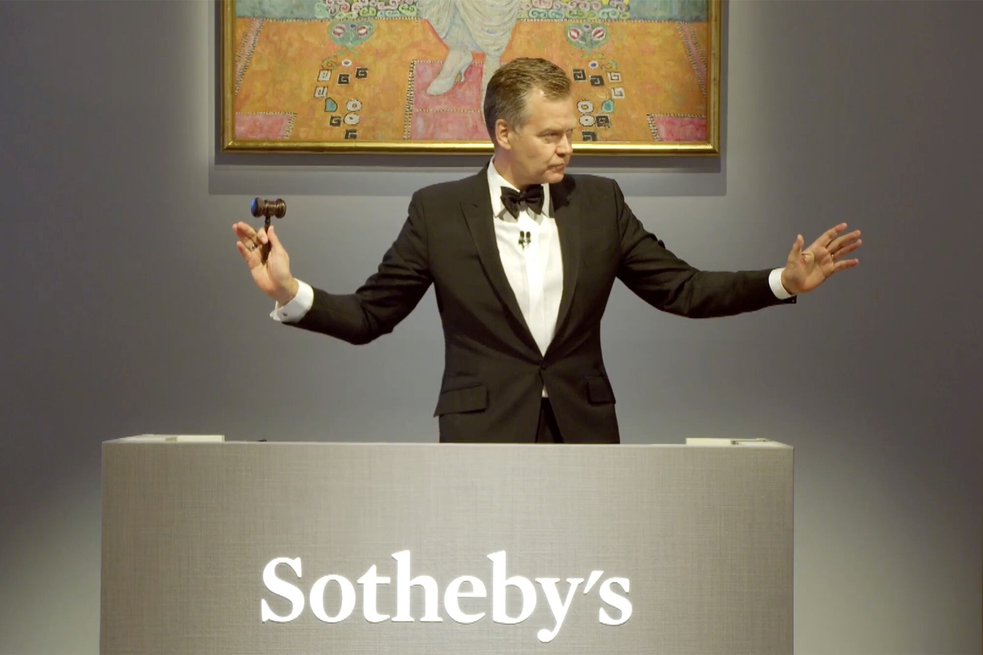 Oliver Barker en la subasta en Sotheby's
