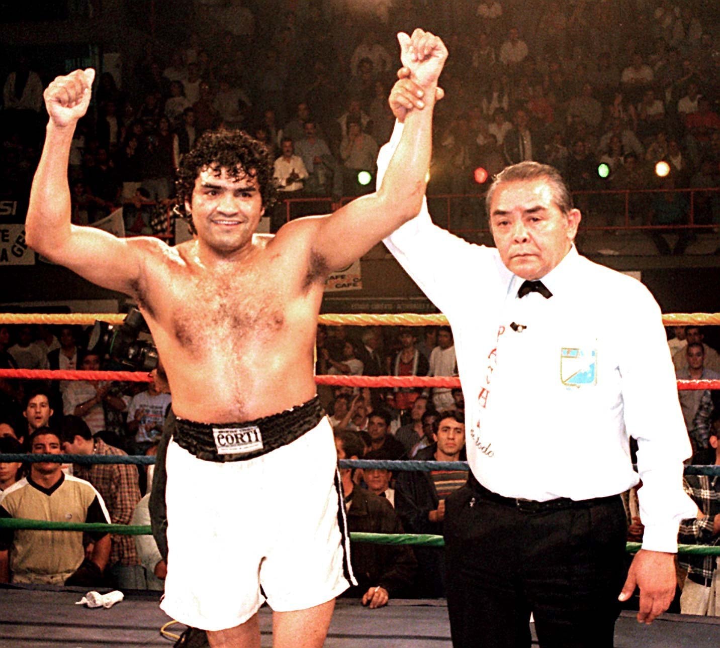 El árbitro Luis Guzmán levanta el brazo victorioso de Jorge Castro, tras una pelea de 1997 ante el colombiano Adolfo Caballero
