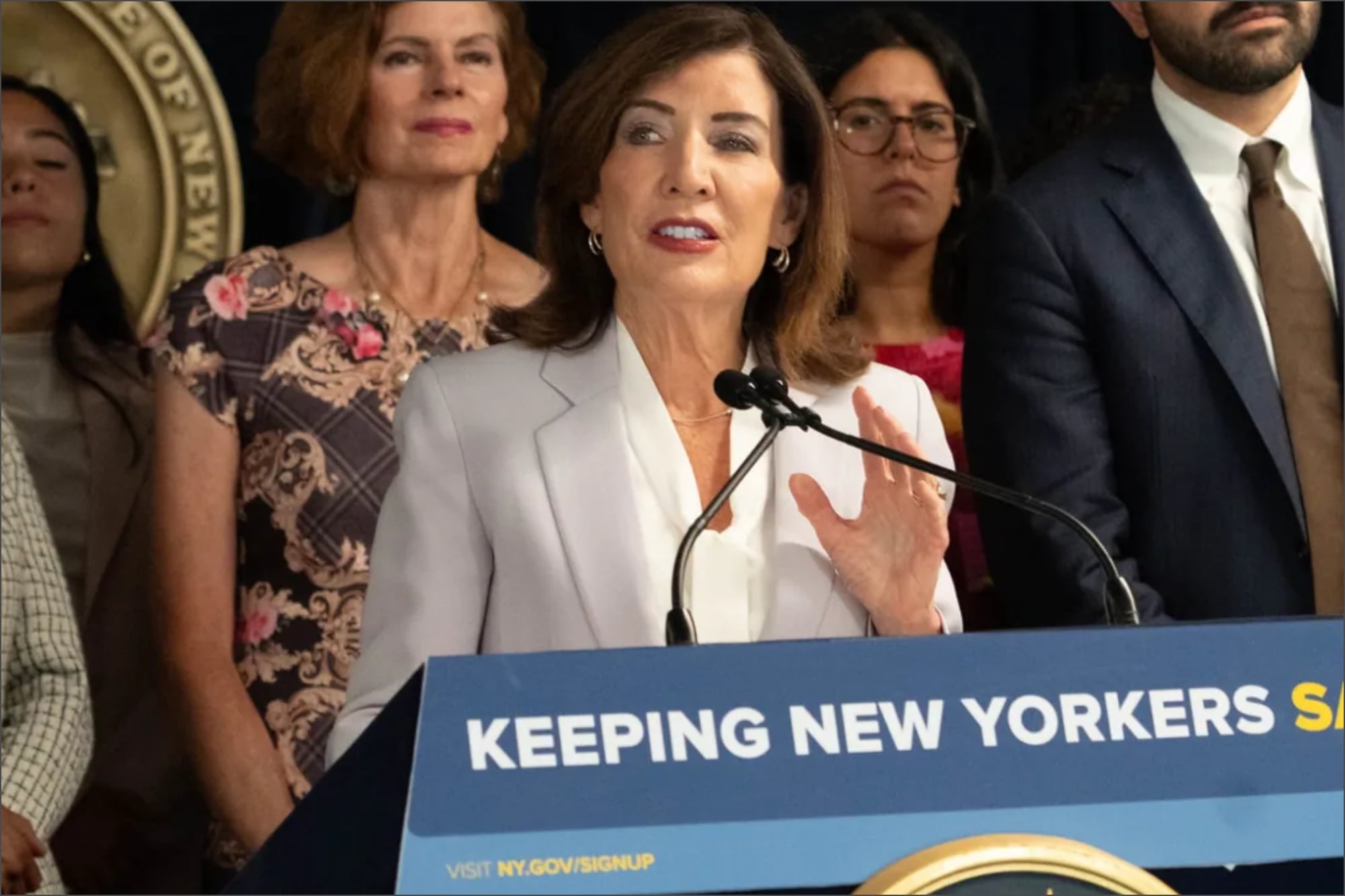 Kathy Hochul citó el informe de la MTA y advirtió que el impuesto de US$1000 millones afectaría la compra de nuevos vagones de metro, trenes de cercanías y autobuses