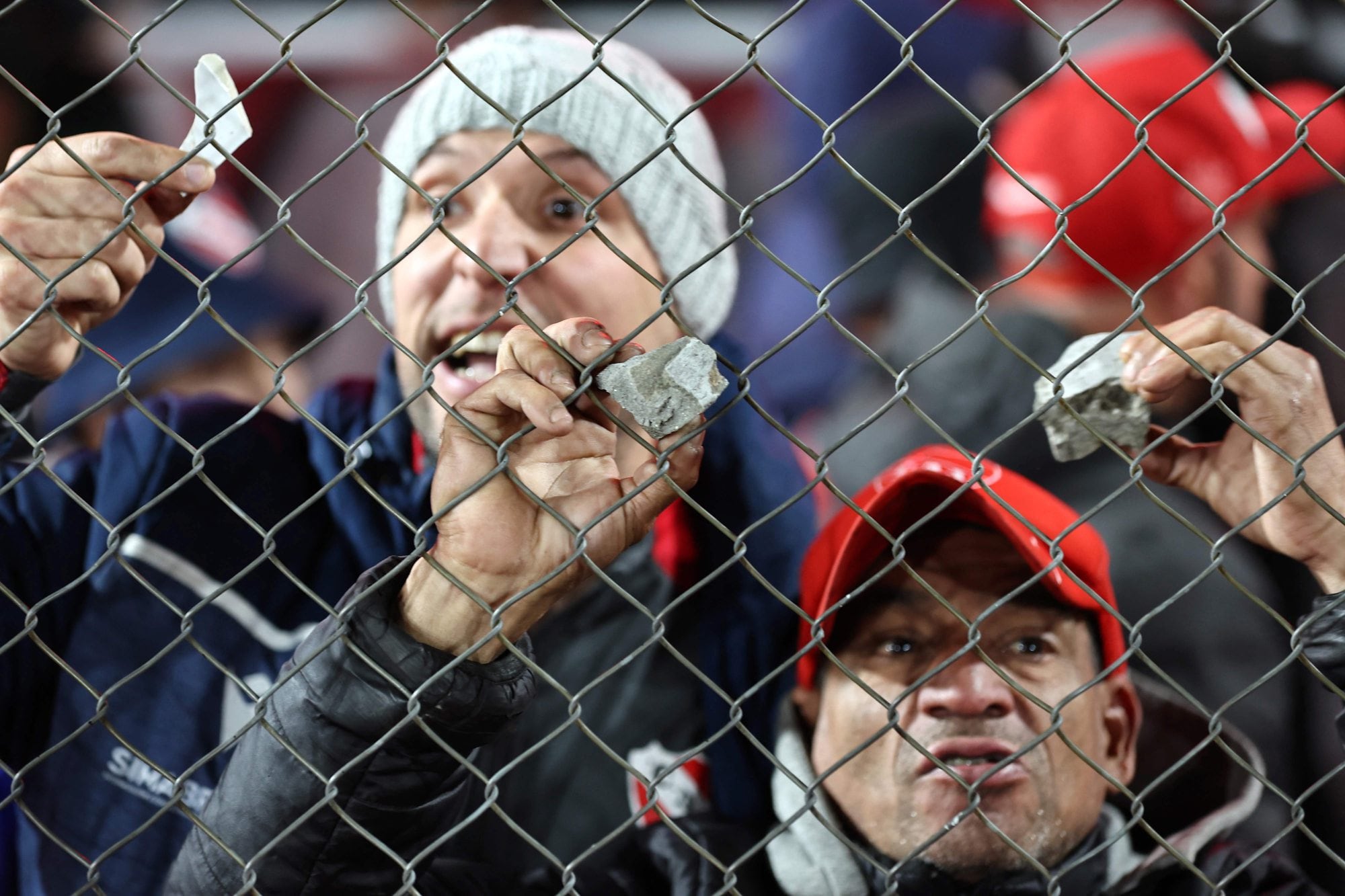 Hinchas de Independiente muestran las piedras que recibían desde la tribuna superior
