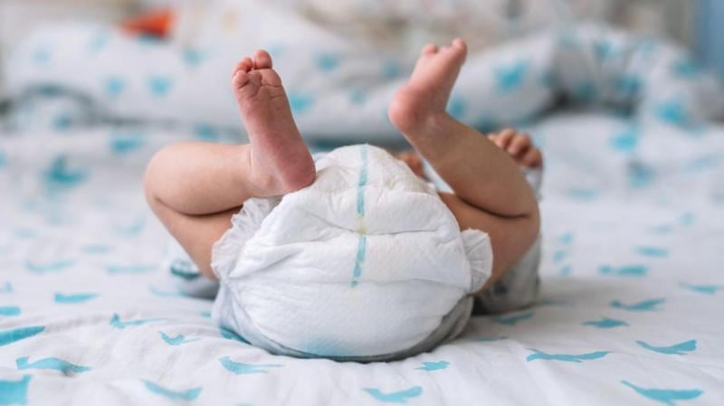 Penting untuk memastikan bahwa kulit bayi tidak terlalu teriritasi oleh keringat.