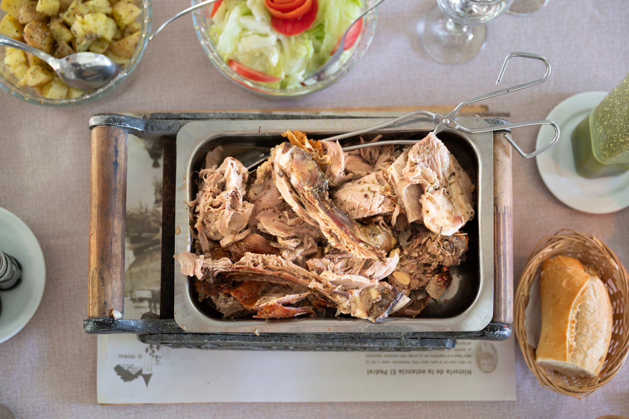 Cordero al asador en el comedor de la estancia