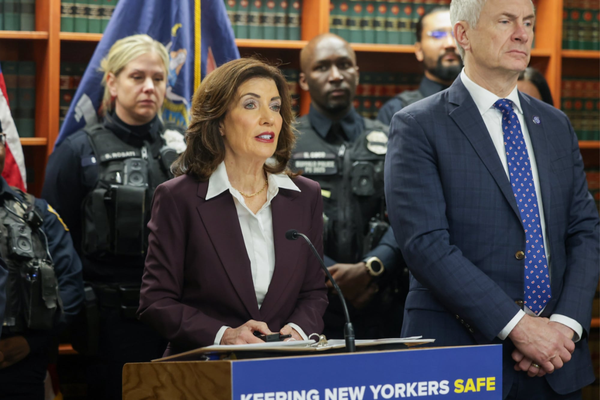 Las subvenciones de Kathy Hochul anunciadas para 14 pequeñas empresas de Nueva York apuntan a financiar proyectos de infraestructura