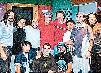 Los Calzones con Gustavo Cerati y algunos de los invitados del disco Plástico