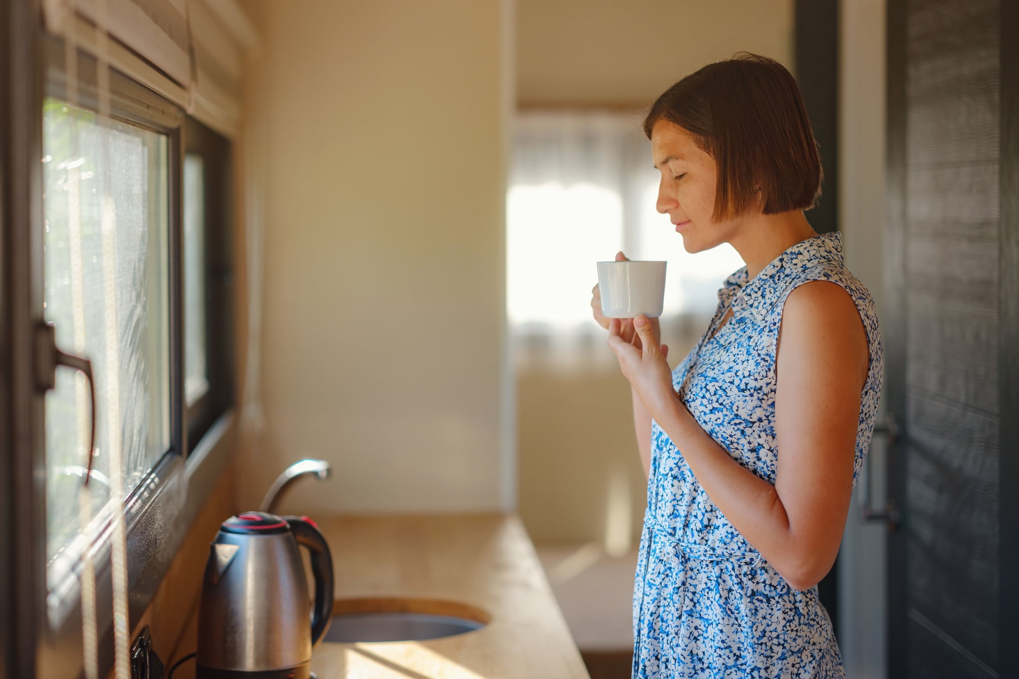 En muchos casos, no terminar la taza de café representa una ligera barrera sensorial que algunos prefieren no superar
