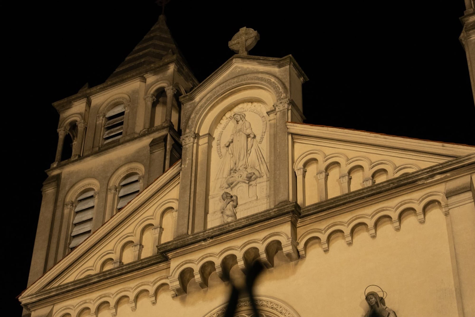 A 85 años de su inauguración: la fachada de la histórica iglesia porteña de 150 vitrales ahora se ilumina por las noches