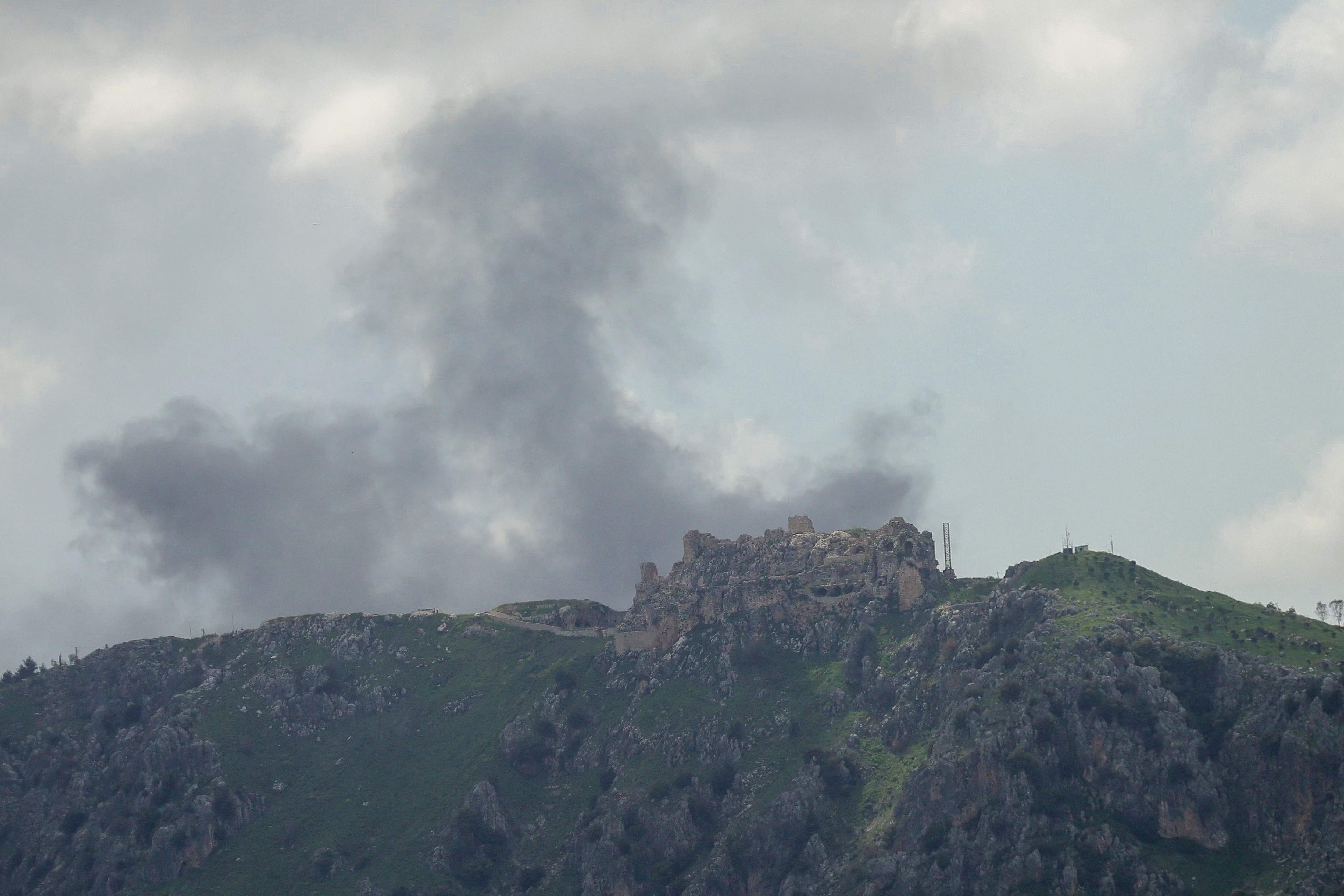 Una densa columna de humo se eleva tras la fortaleza cruzada conocida como Castillo de Beaufort, después de un ataque aéreo israelí contra la aldea libanesa de Arnoun, en el sur del país (Foto: AFP)