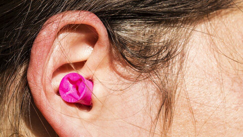 Hay que usar tapones para los oídos o protectores auditivos contra el ruido cuando se esté expuesto a sonidos fuertes