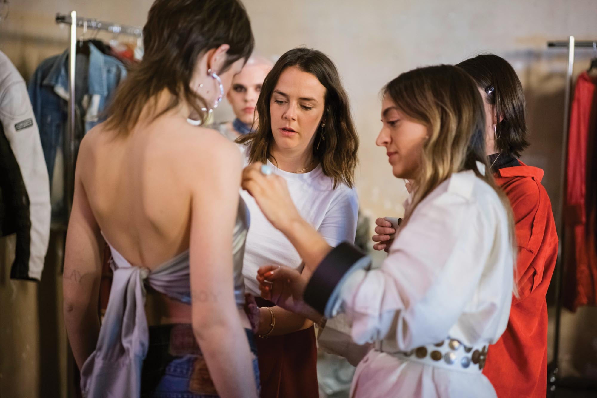 Pauline Ducruet preparando a una de sus modelos durante un Paris Fashion Week