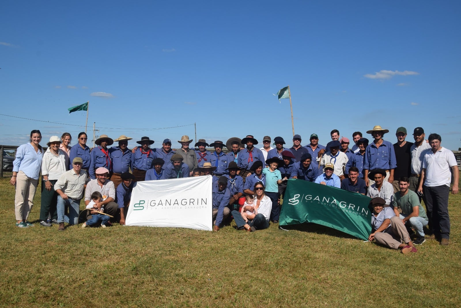 Junto a su equipo, en uno de sus remates anuales en Chavarría, Corrientes