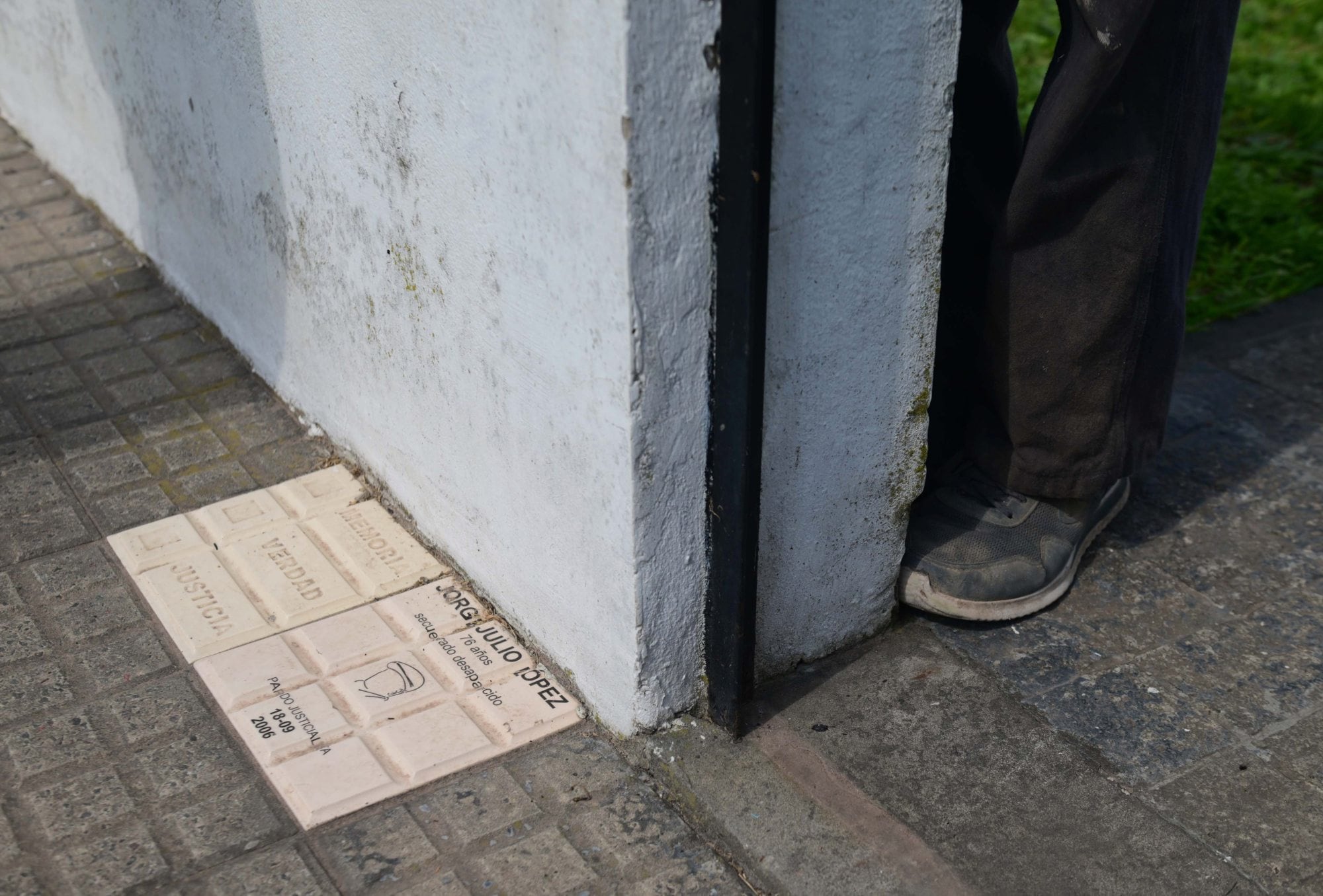 El recuerdo de Jorge Julio López, en la vereda de su casa de Los Hornos