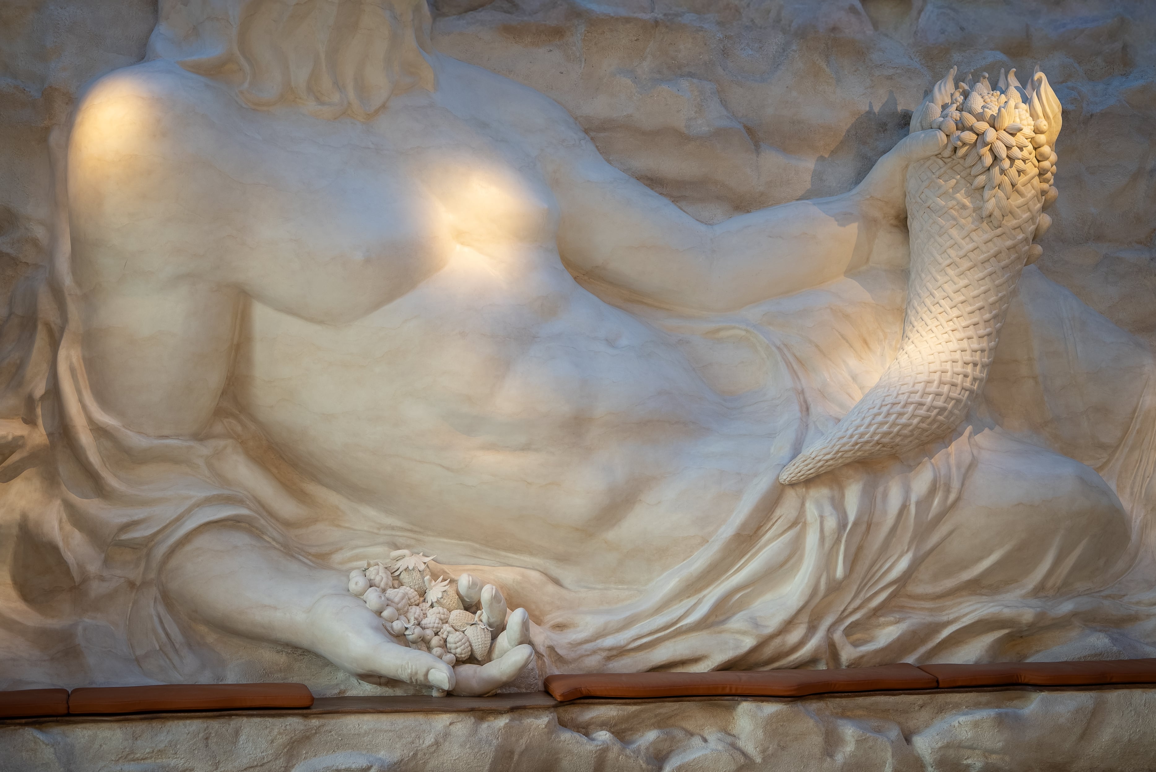 Escultura de Marforio con detalles alusivos a la fruta utilizada para preparar los helados