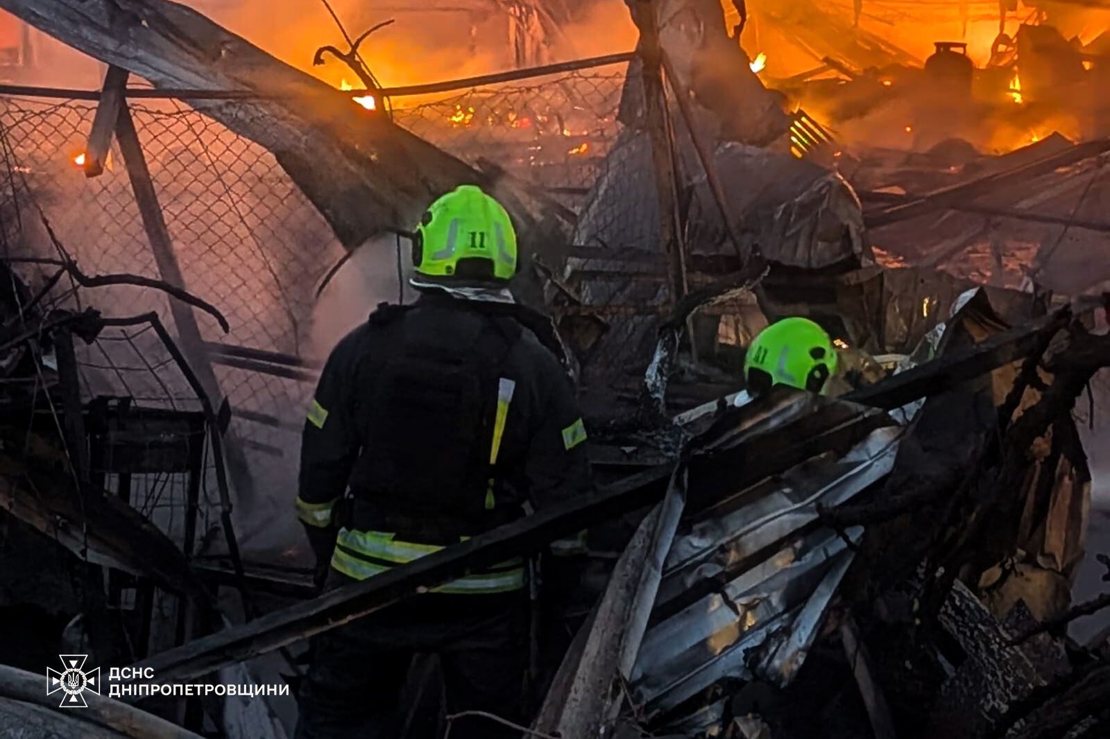 Los bomberos actúan para apagar los diferentes focos de incendio resultantes del ataque