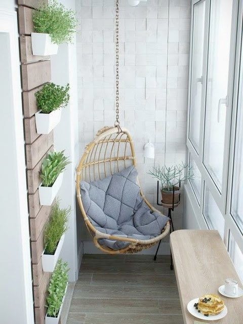 Un espacio de relax generado en un balcón cerrado