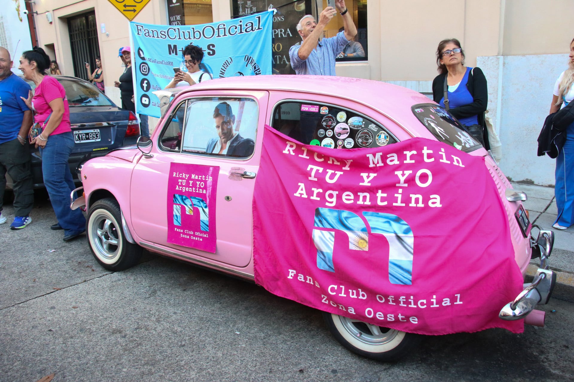 Banderas y remeras dedicadas al artista se adueñaron de las calles porteñas en las inmediaciones del hotel donde está alojado