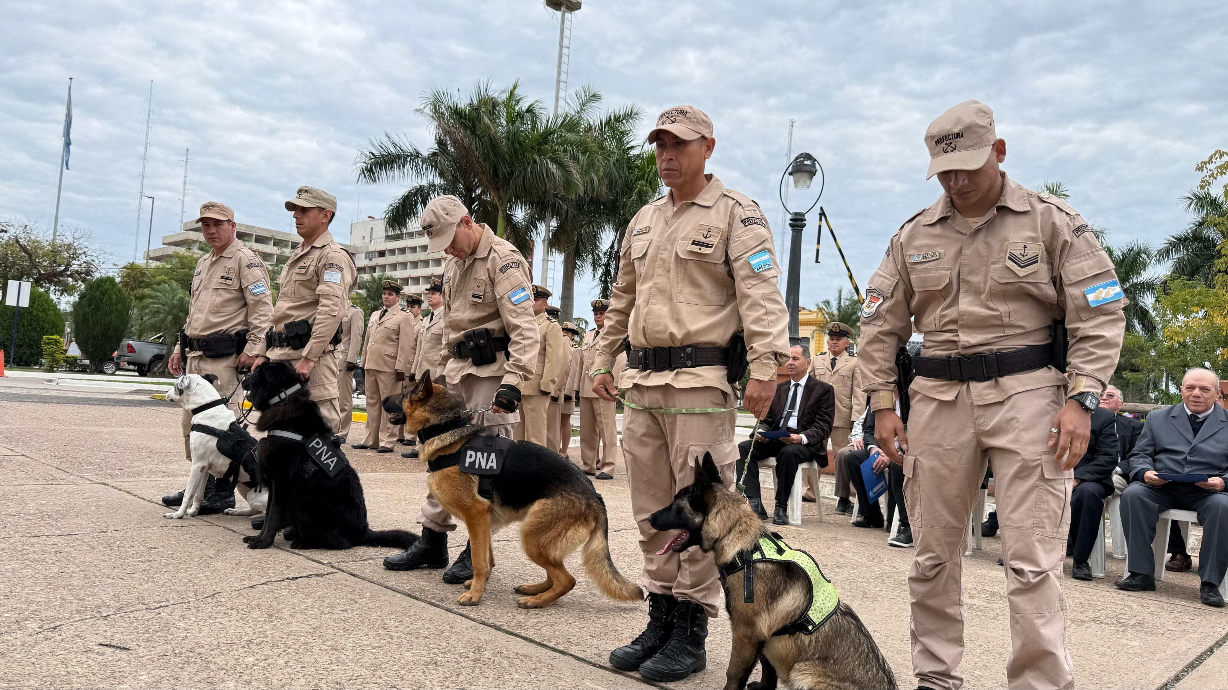 Mía, junto a las perras Uma, Frida y Mara