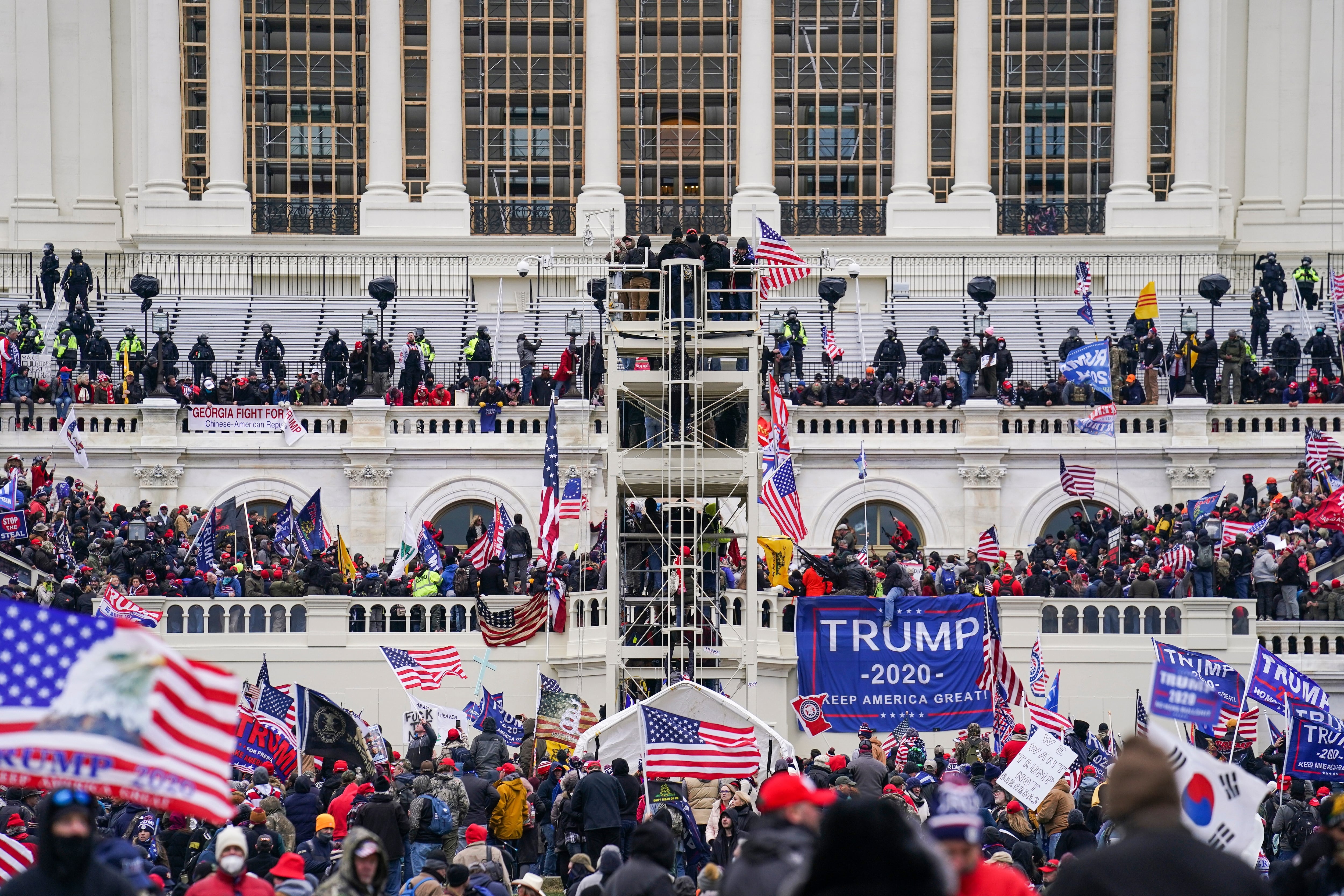 El asalto al Capitolio en Washington, por parte de partidarios del presidente Donald Trump, el 6 de enero del 2021. (AP foto/John Minchillo)