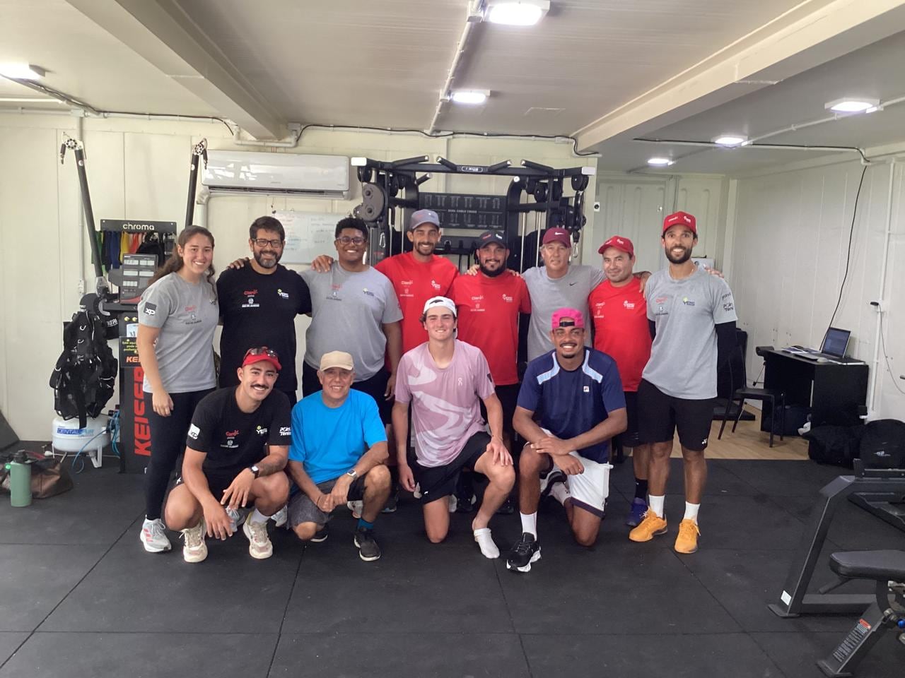 El equipo de trabajo de Fonseca, con dos argentinos, Franco Davin (tercero, arriba desde la derecha) y Marcelo Albamonte (remera celeste): son piezas valiosas que ayudan al coach Guilherme Teixeira
