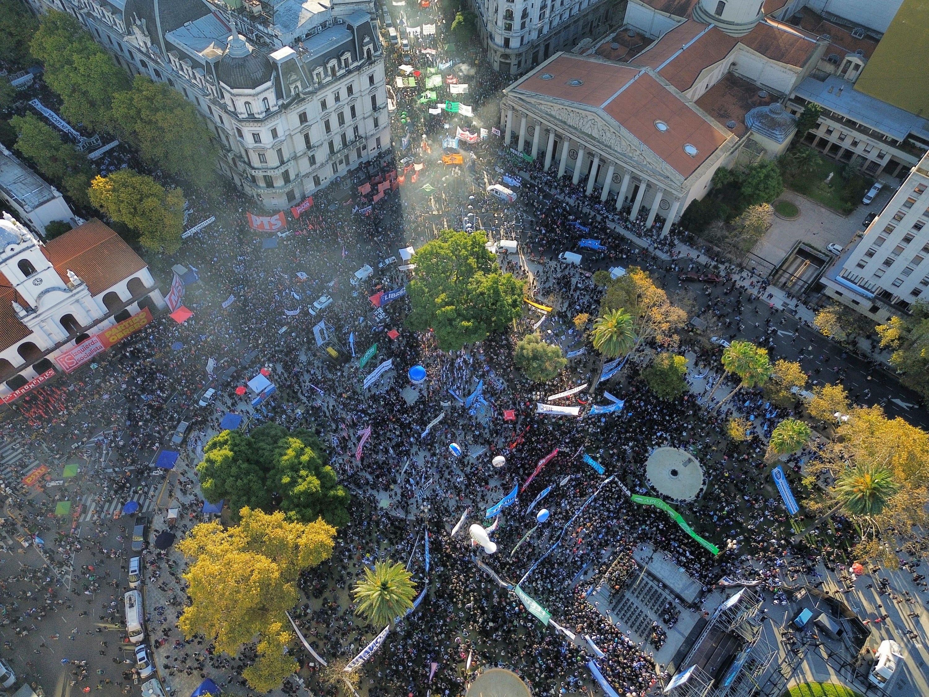 Distintas columnas llegaron a la plaza esta tarde, donde se realiza el acto central desde las 17