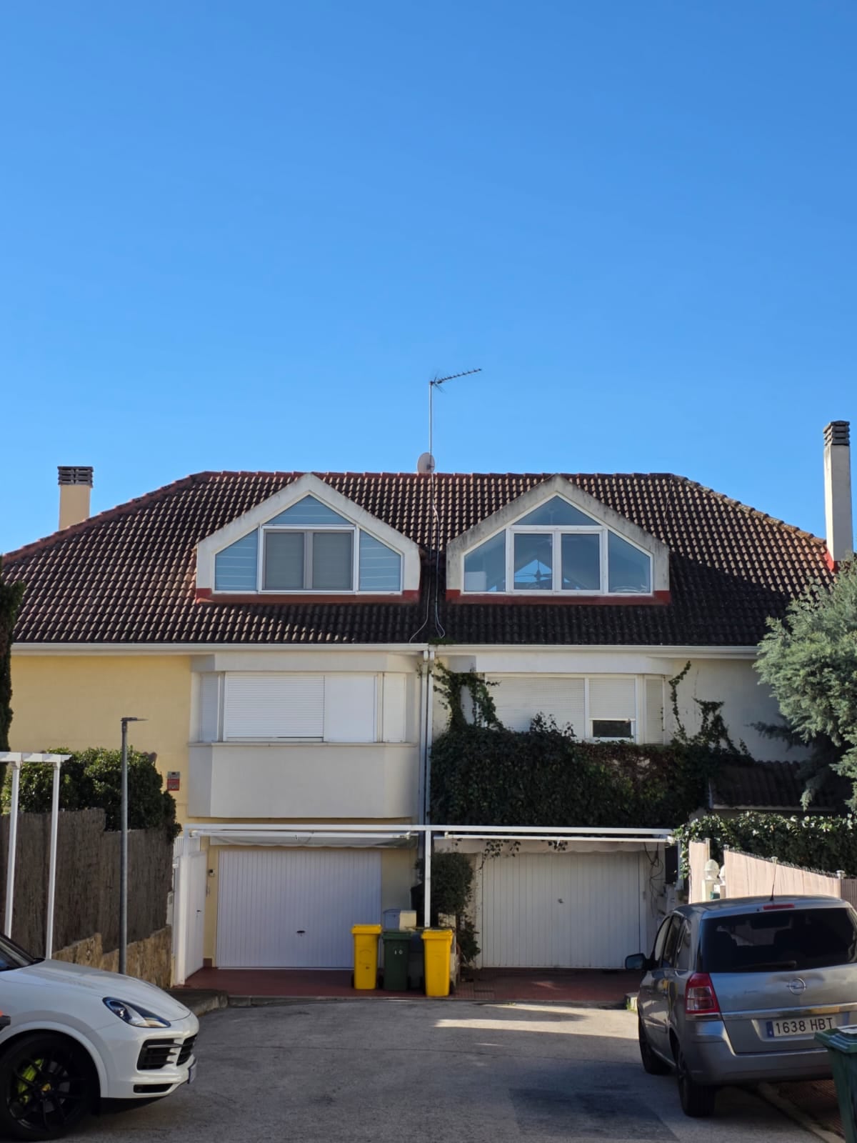 Los días de encierro y ocaso de Isabel Perón en su refugio en las sierras de Madrid 6 El frente de la casa de la viuda de Perón, en las afueras de Madrid
