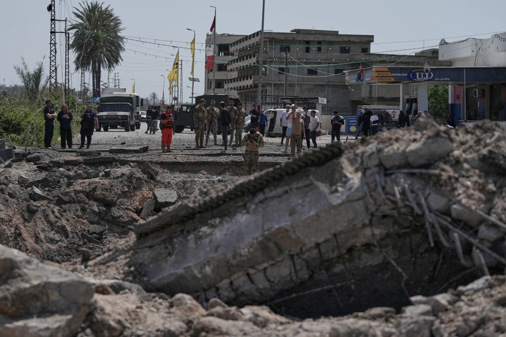 Soldados libaneses inspeccionan un puente destruido que fue alcanzado por un ataque aéreo israelí en Qasmiyeh