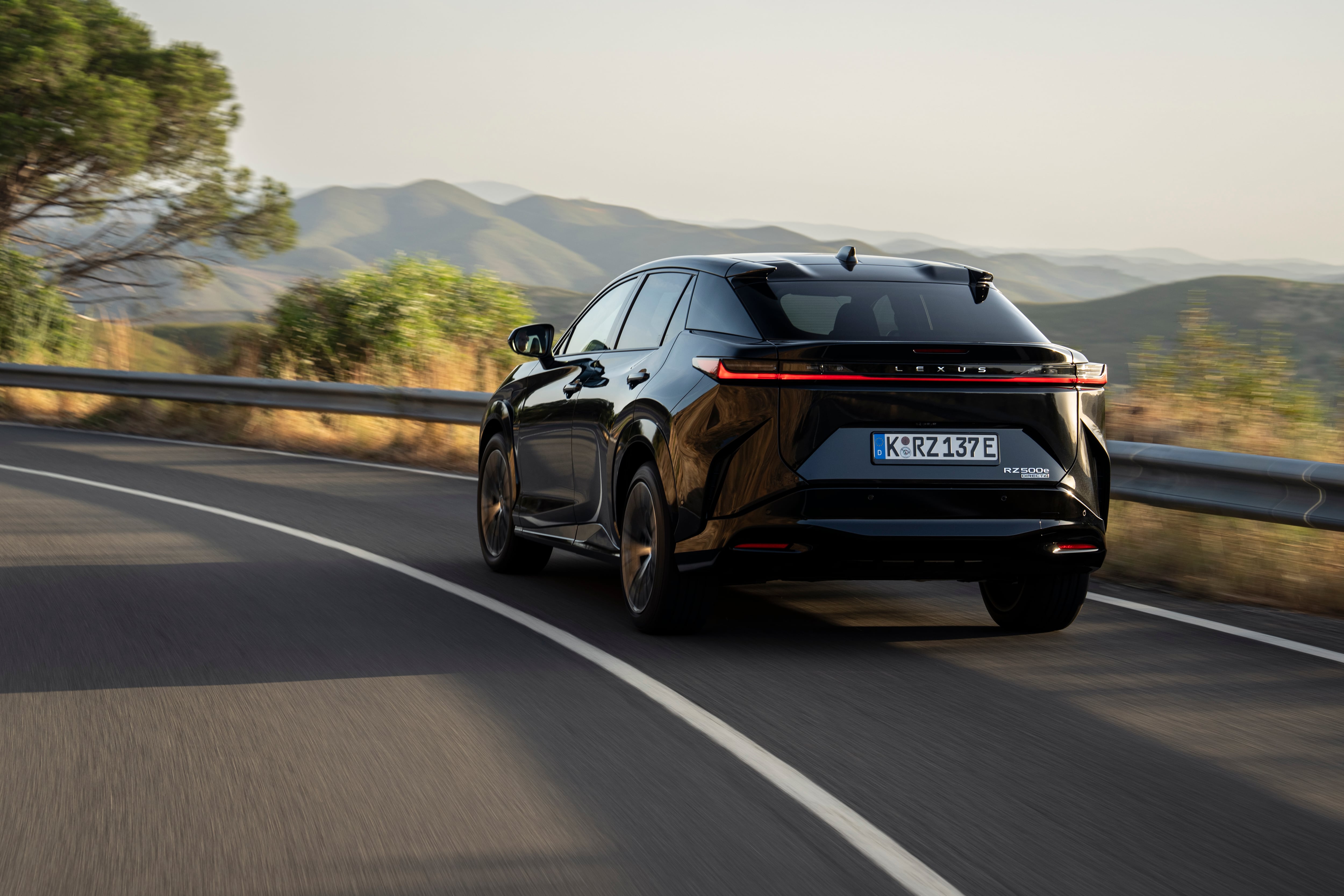 El Lexus RZ 500e entrega una potencia combinada de 380 CV