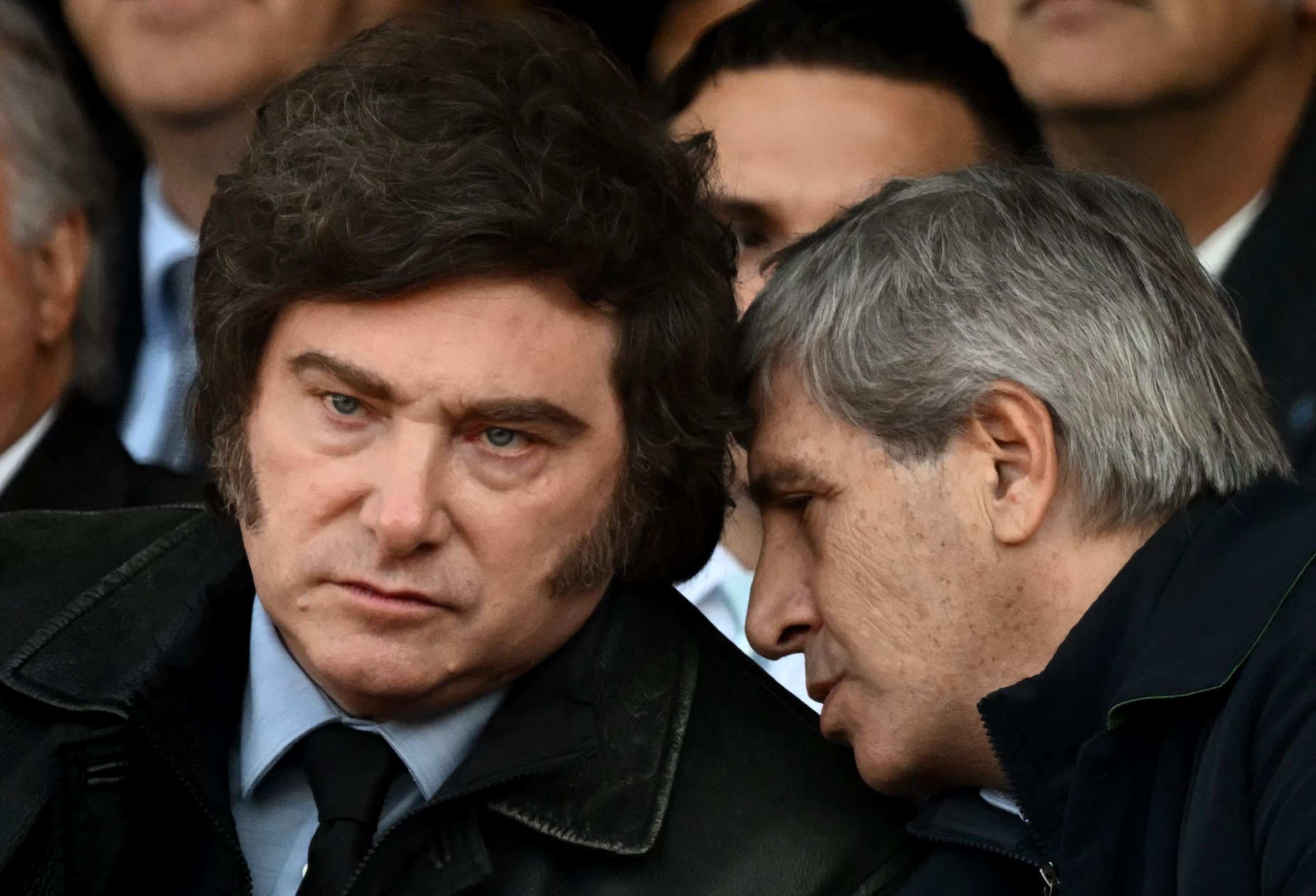 Milei y el ministro Luis Caputo, en el palco de la Rural