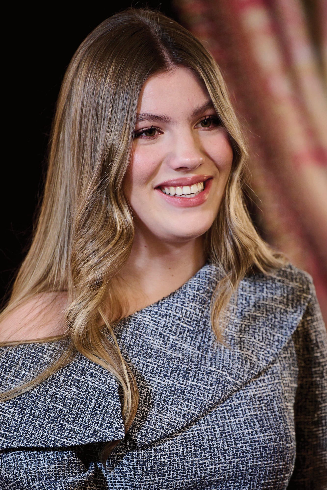 Un bello retrato de la infanta Sofía (18), quien estudia Ciencias Políticas y Relaciones Internacionales en la sede de Forward College en Lisboa. La hija menor de los Reyes lució un conjunto de top asimétrico y pantalón amplio de la marca Vogana