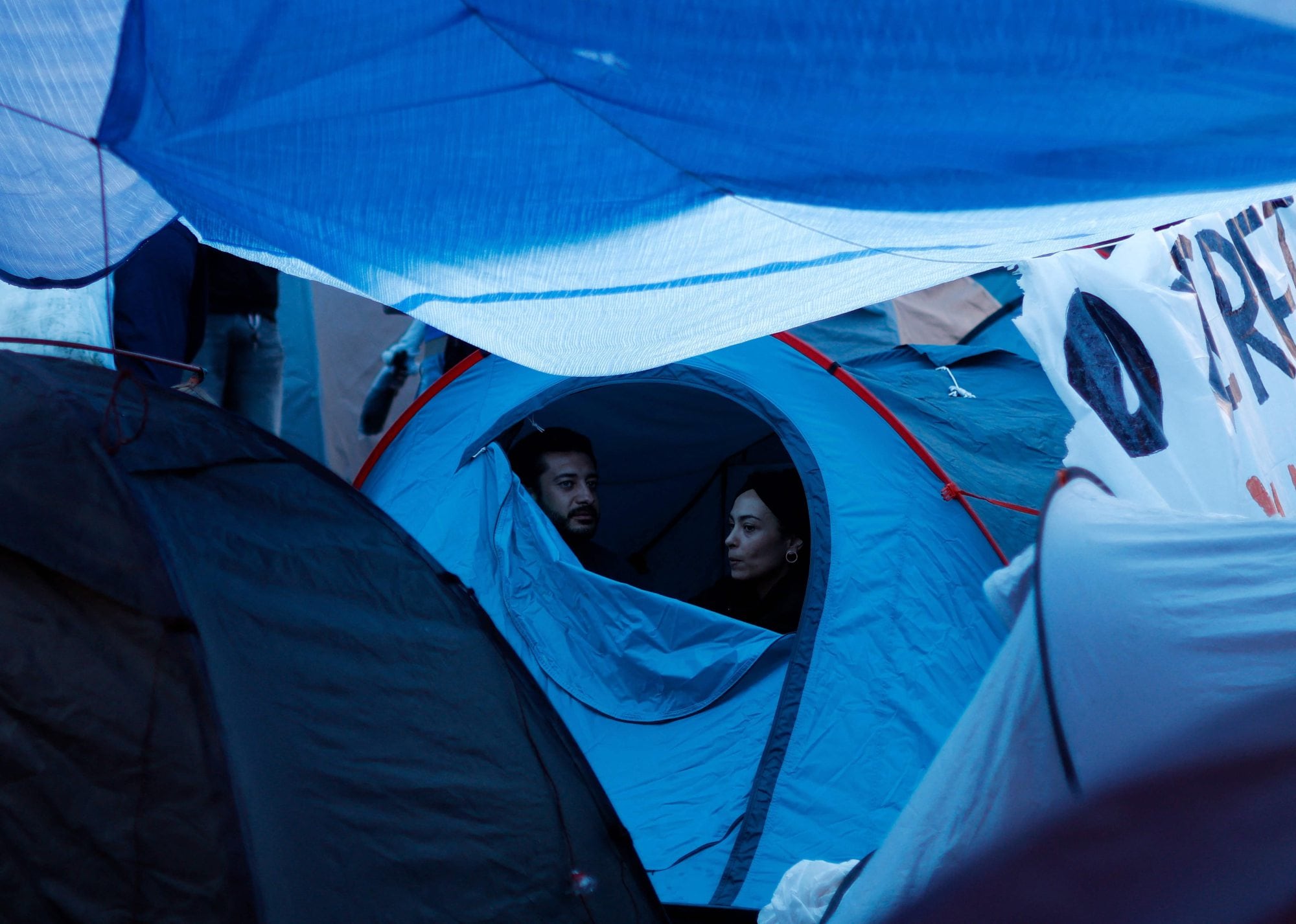 Manifestantes adentro de carpas