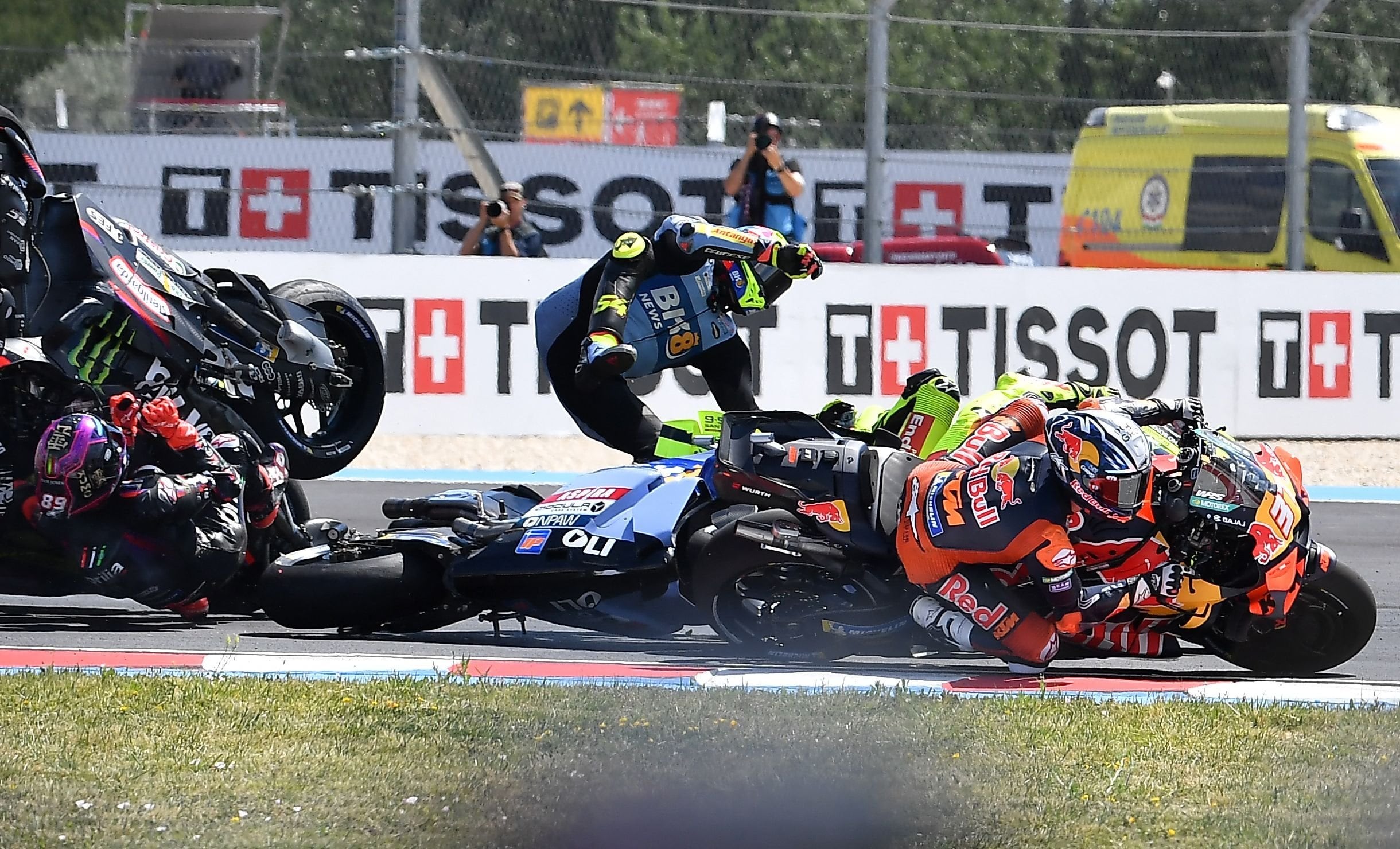 Los 100 triunfos de Marc Márquez y de Ducati, y el espectacular strike que provocó Jorge Martín en la primera curva 8 Fermín Aldeguer (Gresini Racing) vuela y Pedro Acosta (KTM) escapa del accidente de la primera Curva; en el piso, Jorge Martín (Aprilia), quien desató el caos y atropelló a cuatro rivales