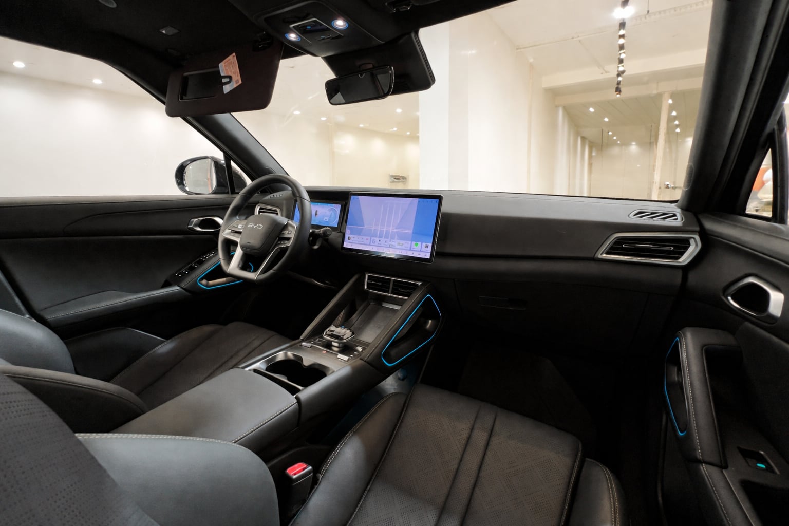 La pantalla central multimedia de 12,8″ es protagonista