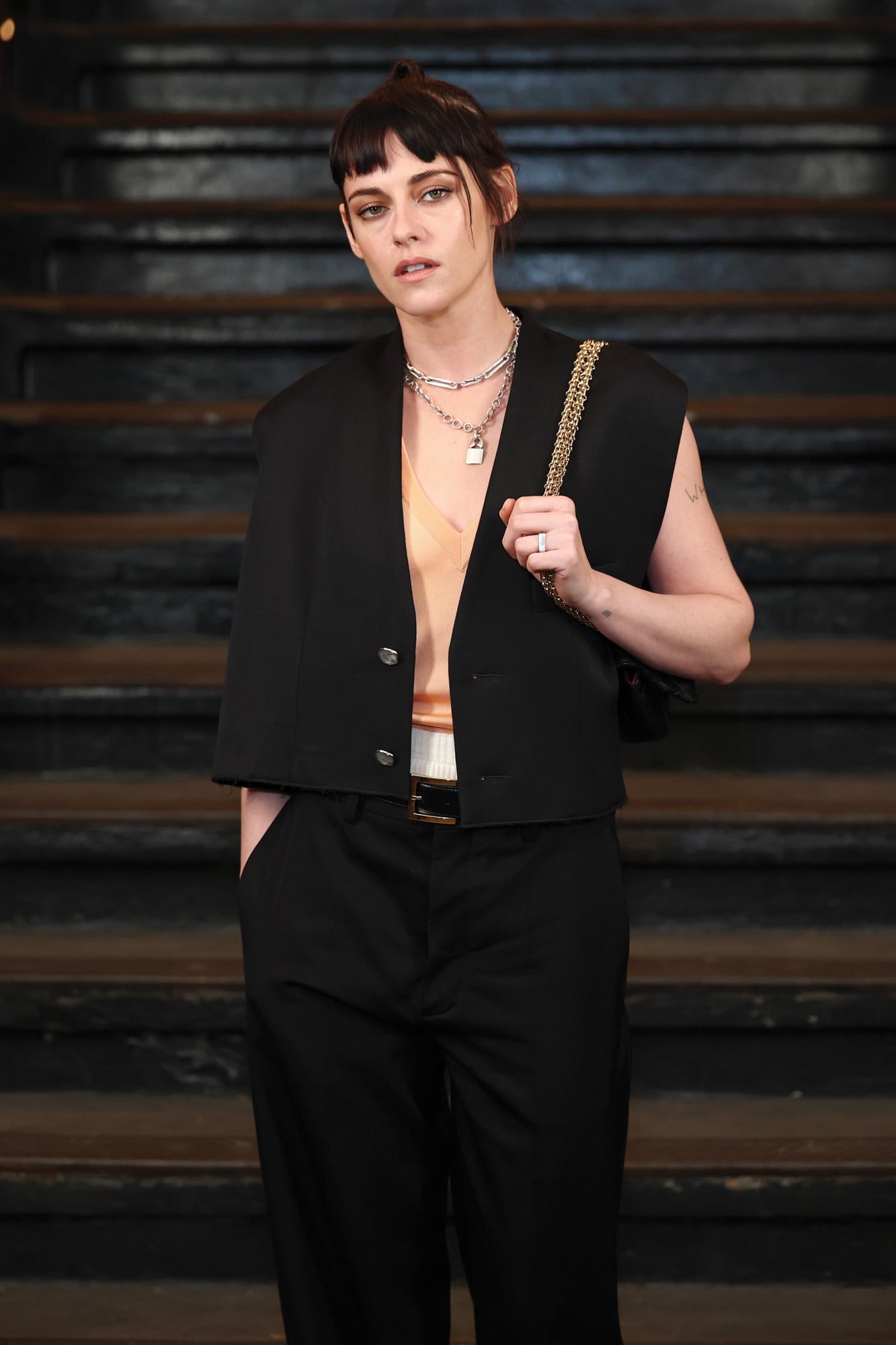 Como el resto de los invitados, Kristen Stewart disfrutó del desfile desde asientos que Simulaban bancos de tren